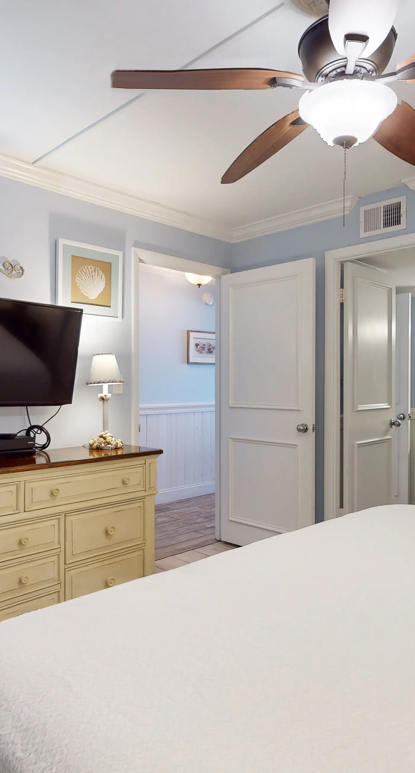 Beautiful condo, beach service & bicycles included, close to dining