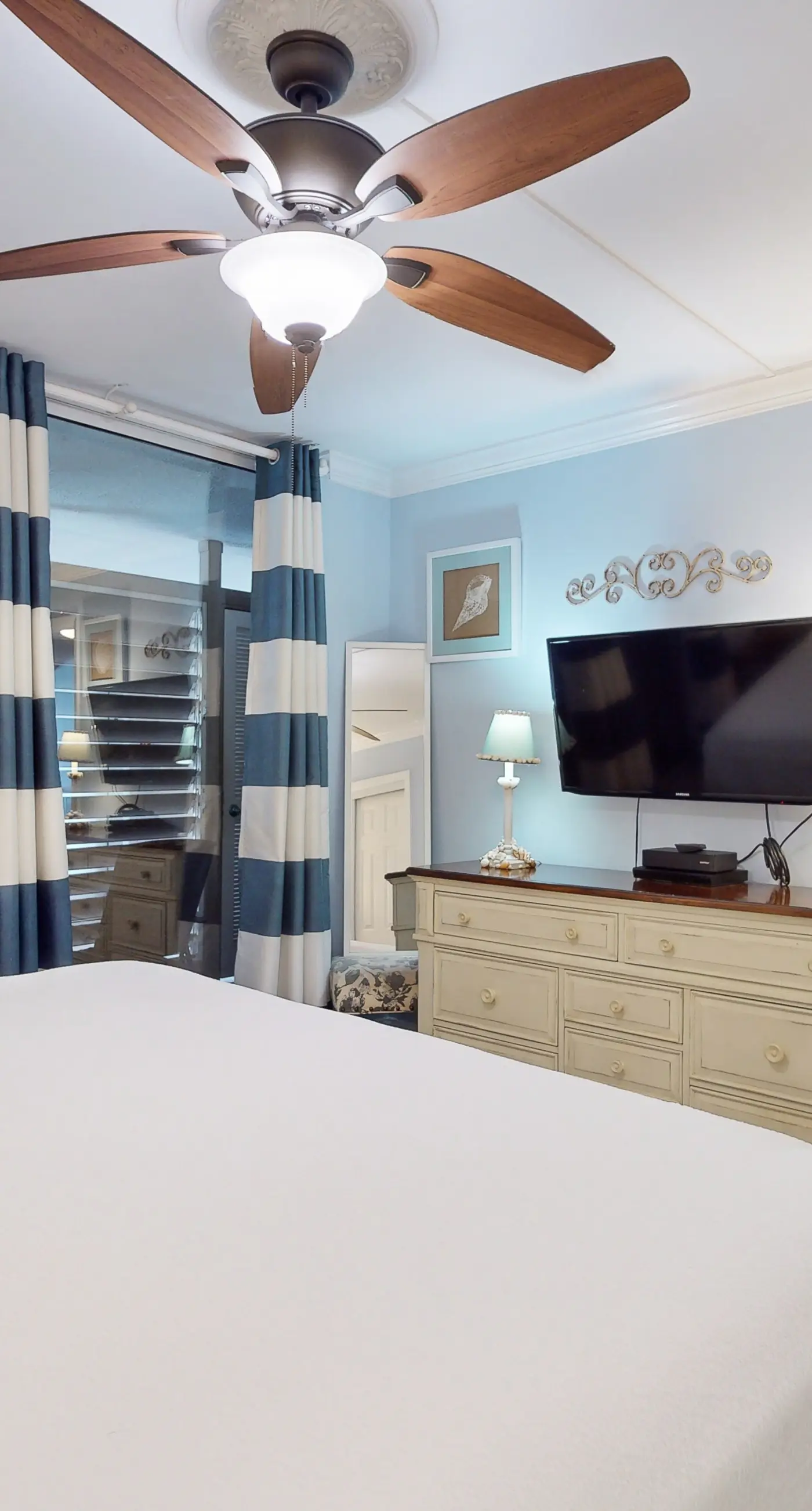 Beautiful condo, beach service & bicycles included, close to dining