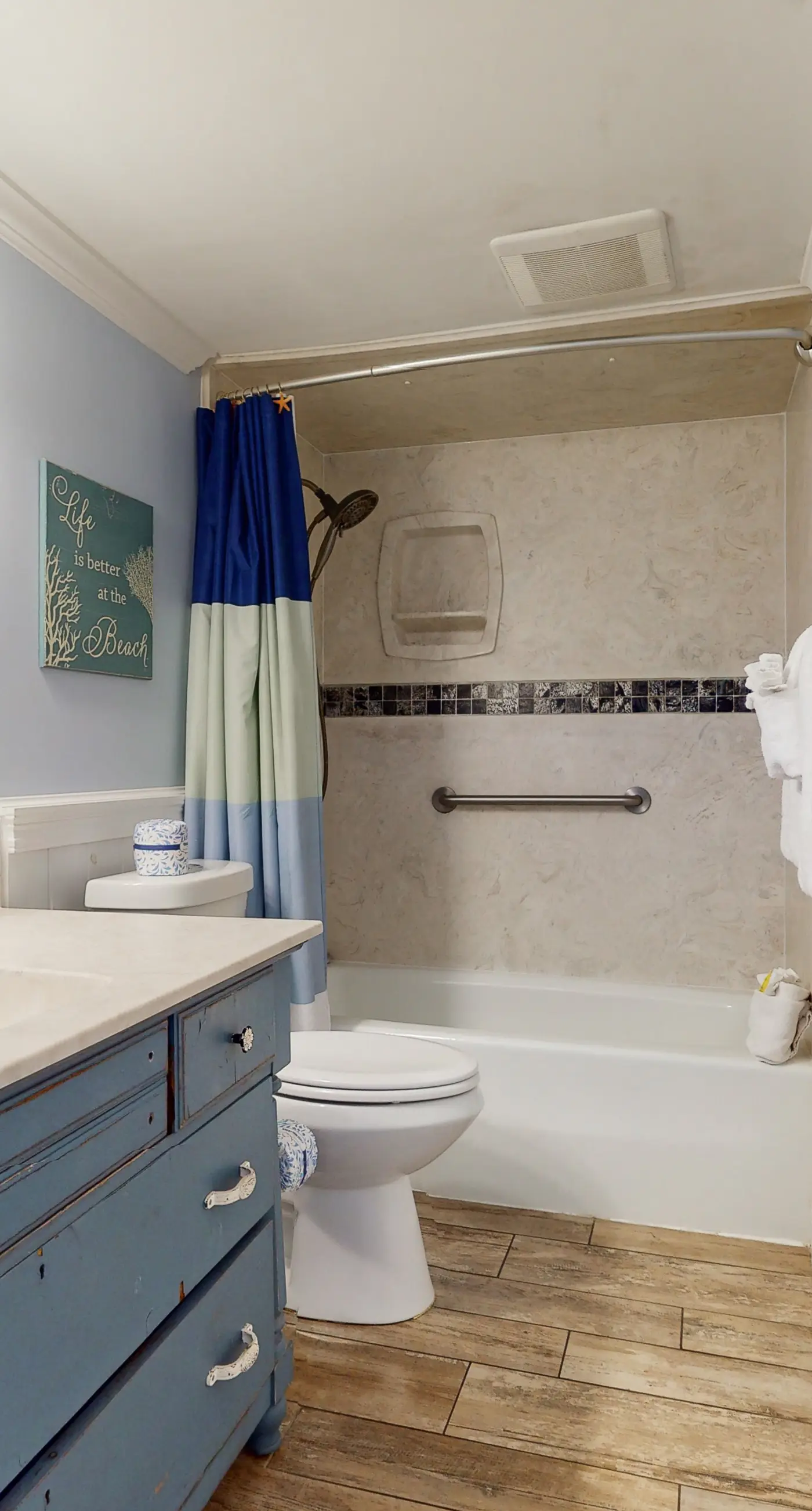 Beautiful condo, beach service & bicycles included, close to dining