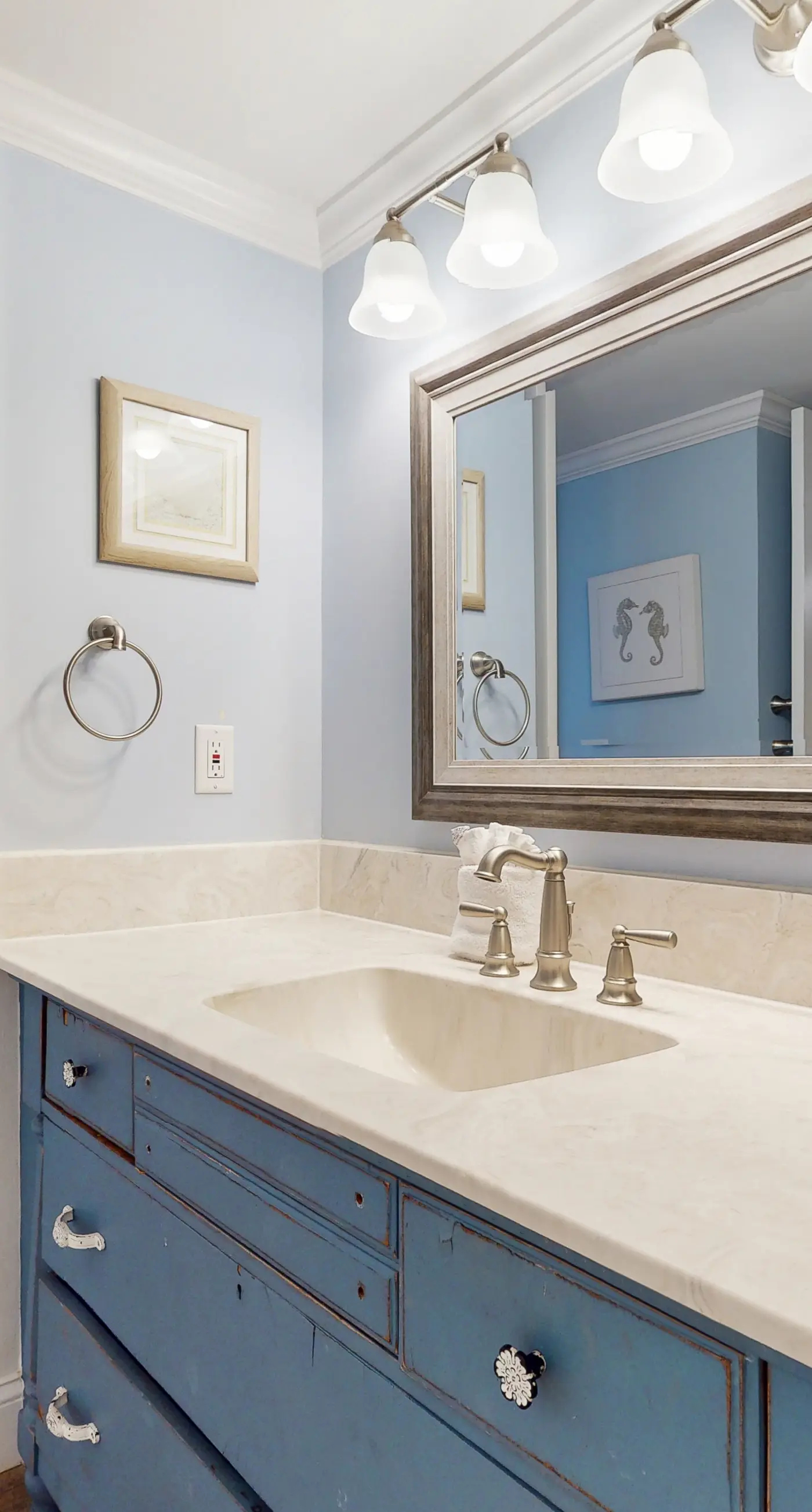 Beautiful condo, beach service & bicycles included, close to dining