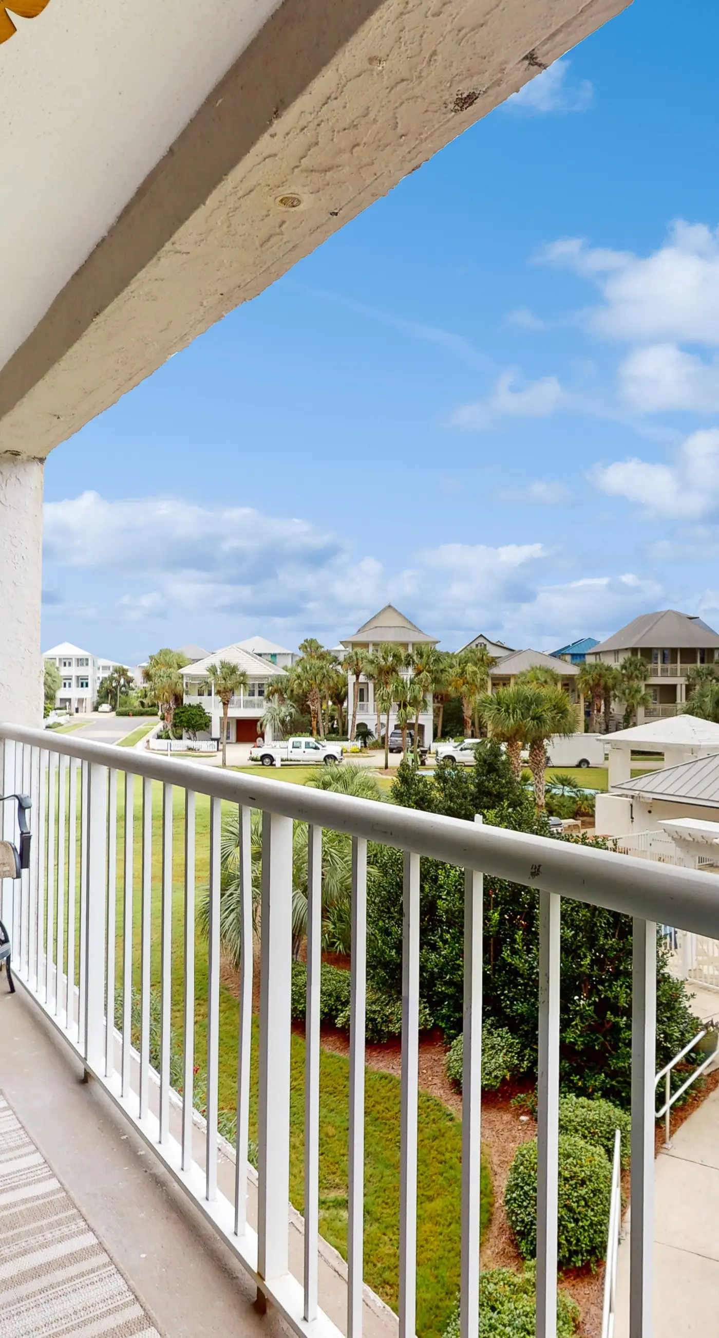 Beautiful condo, beach service & bicycles included, close to dining