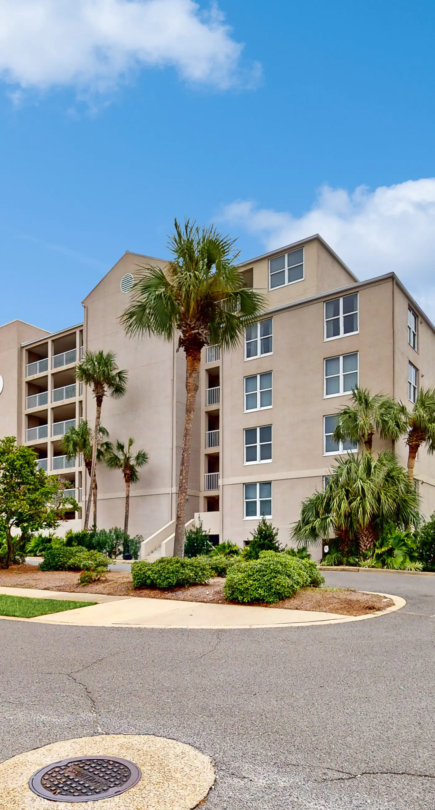 Beautiful condo, beach service & bicycles included, close to dining