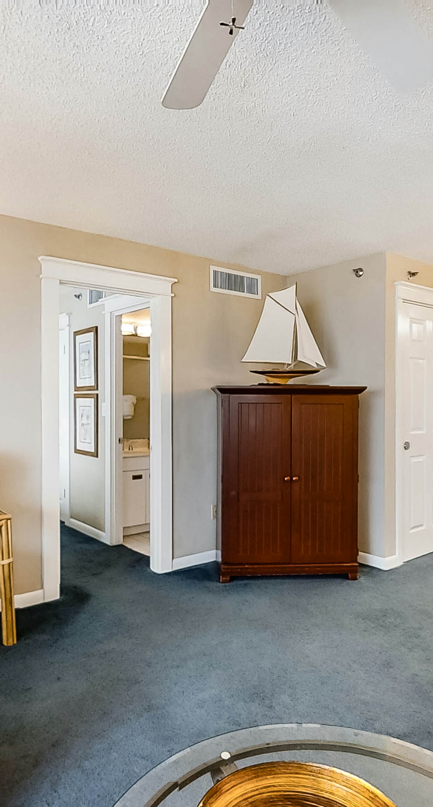 4th Floor Airy, open bay view condo, beach setup & close to everything