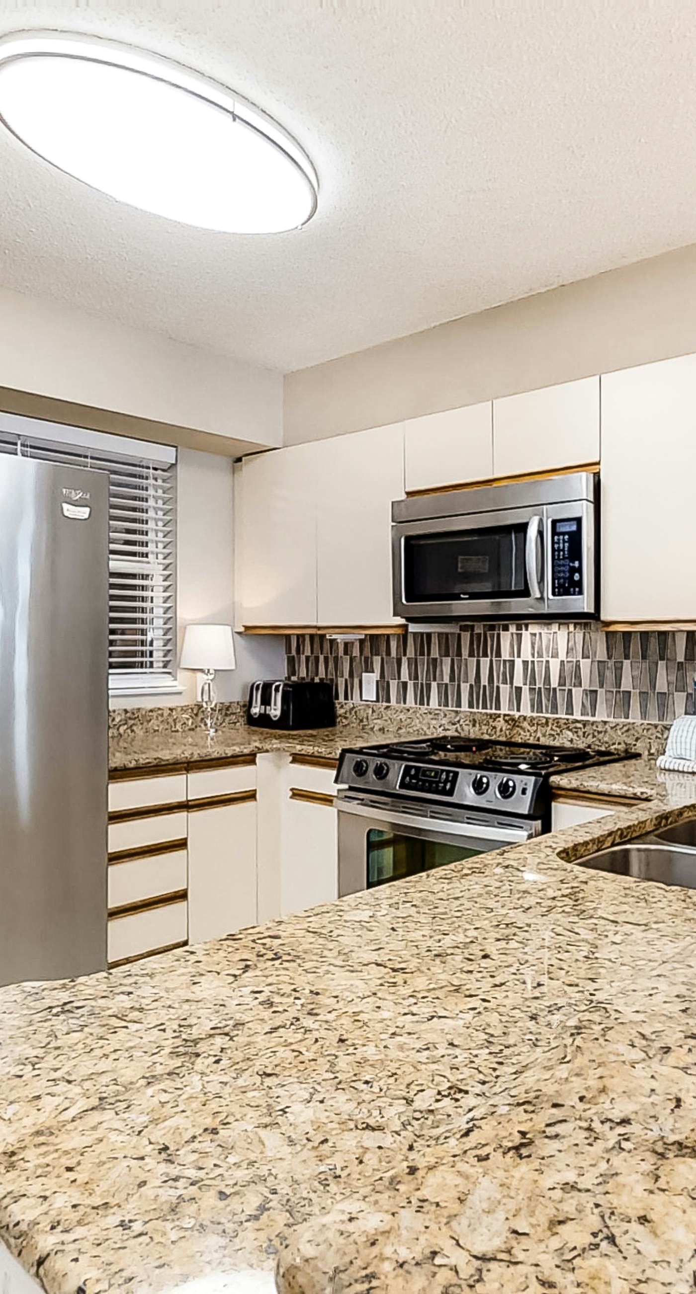 4th Floor Airy, open bay view condo, beach setup & close to everything