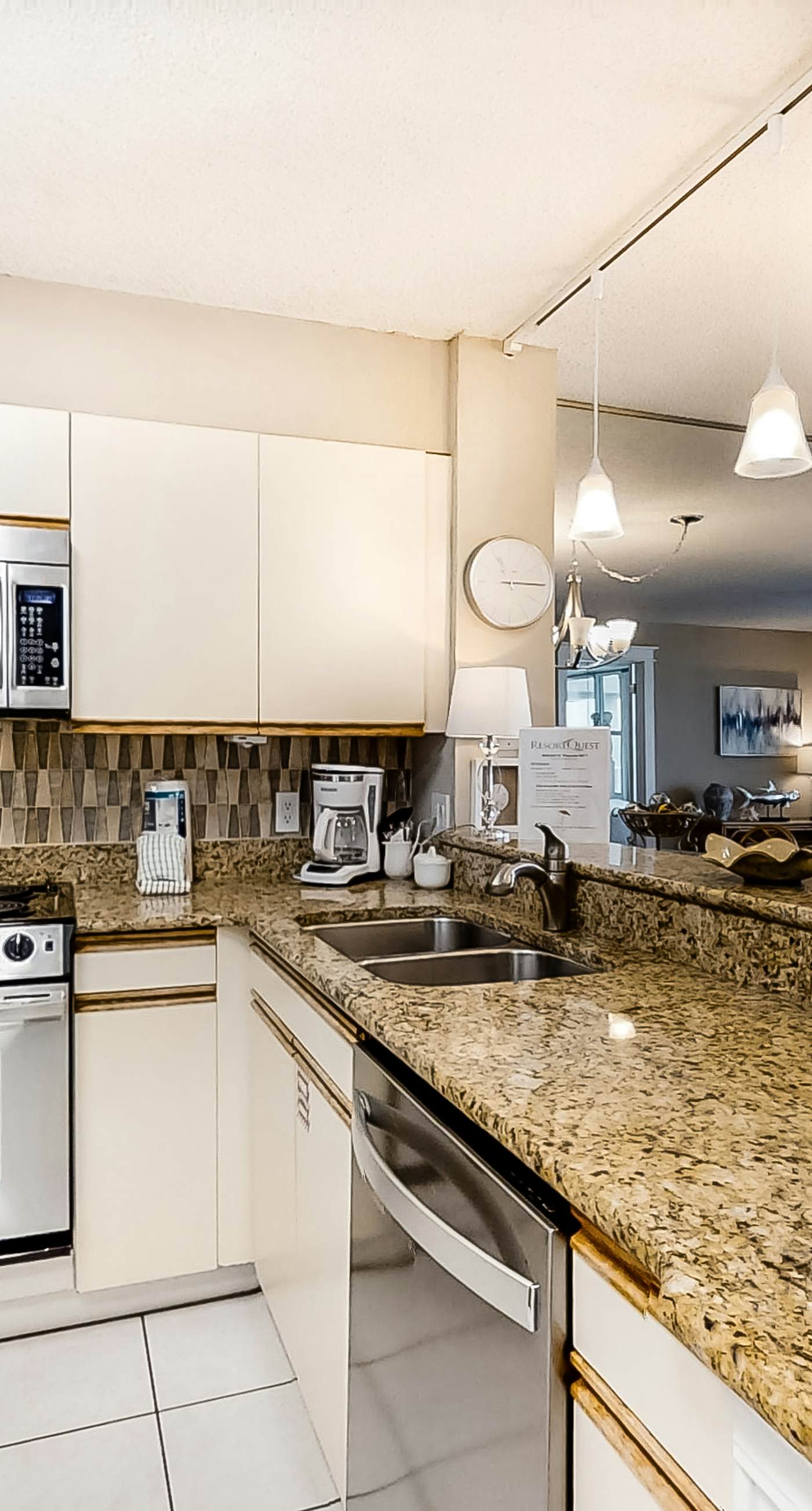 4th Floor Airy, open bay view condo, beach setup & close to everything