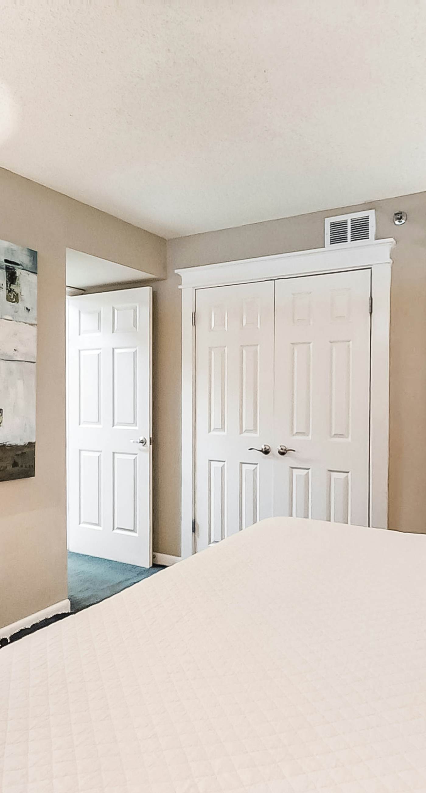 4th Floor Airy, open bay view condo, beach setup & close to everything