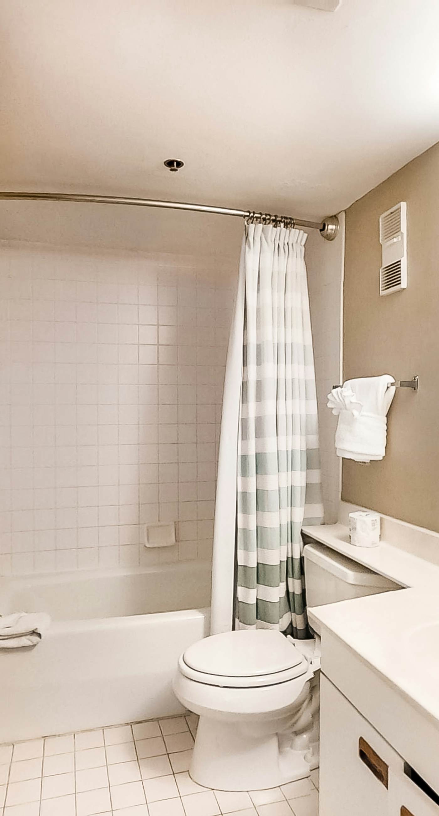 4th Floor Airy, open bay view condo, beach setup & close to everything