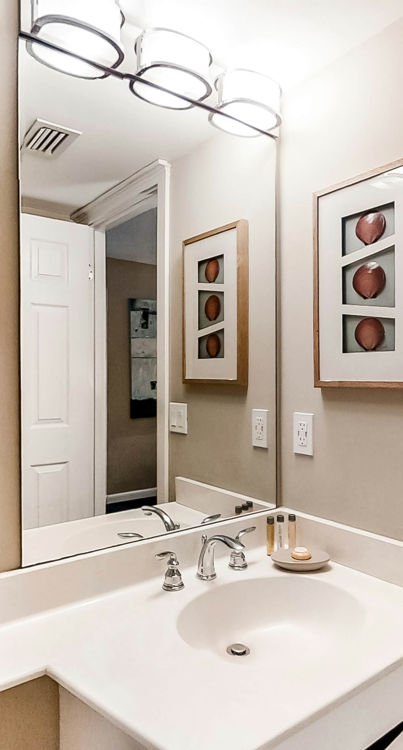 4th Floor Airy, open bay view condo, beach setup & close to everything