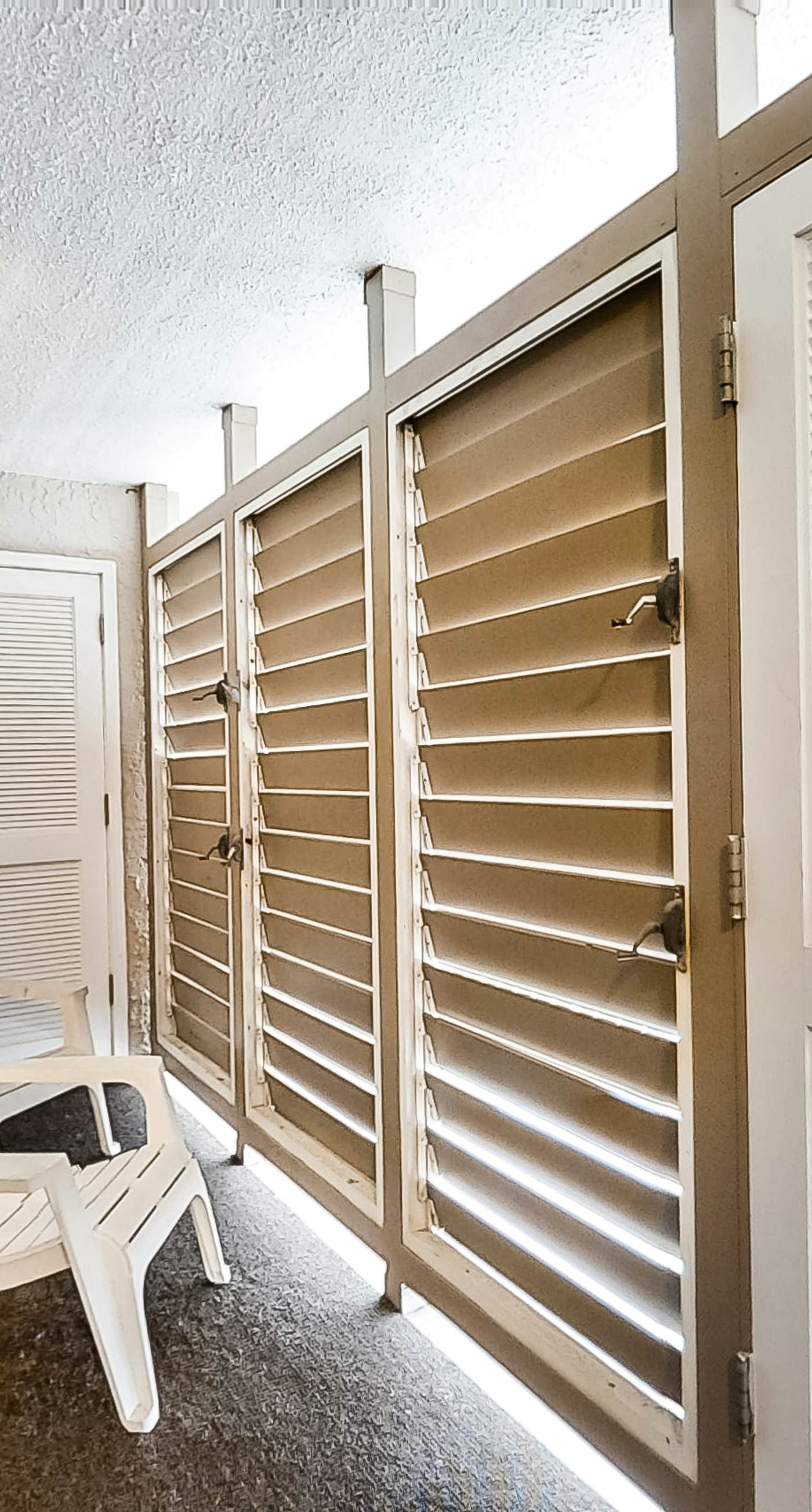 4th Floor Airy, open bay view condo, beach setup & close to everything