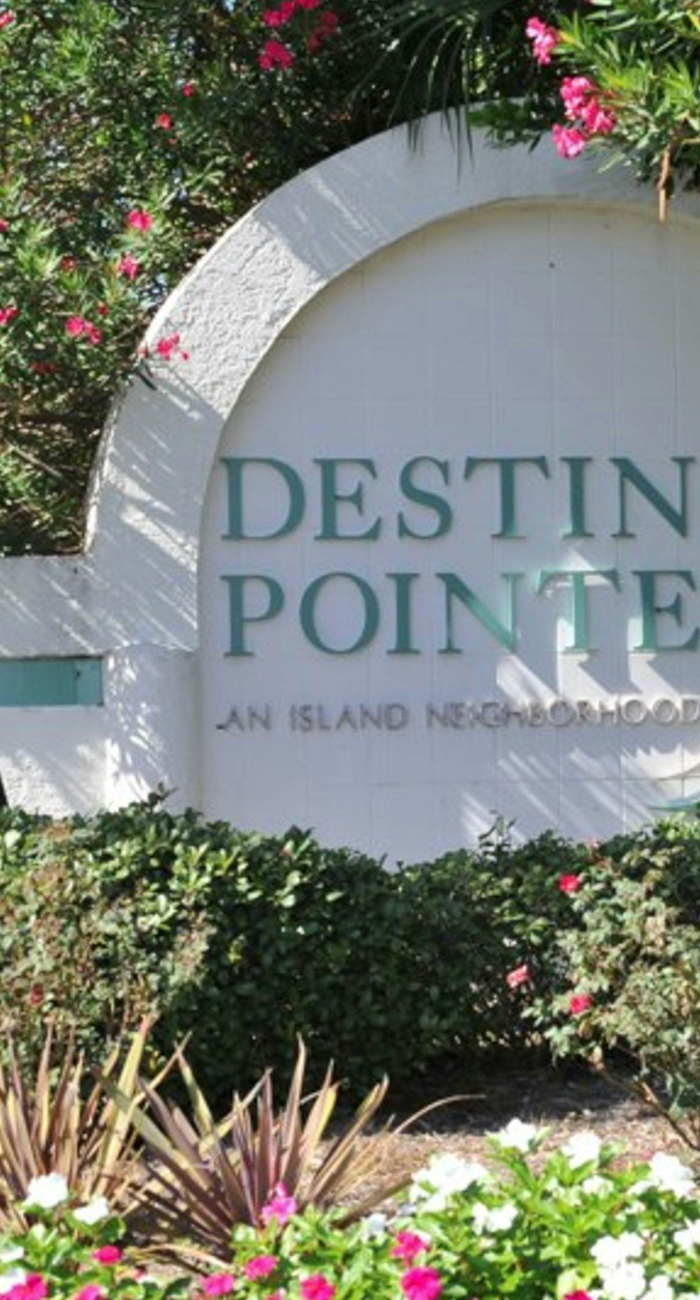 4th Floor Airy, open bay view condo, beach setup & close to everything