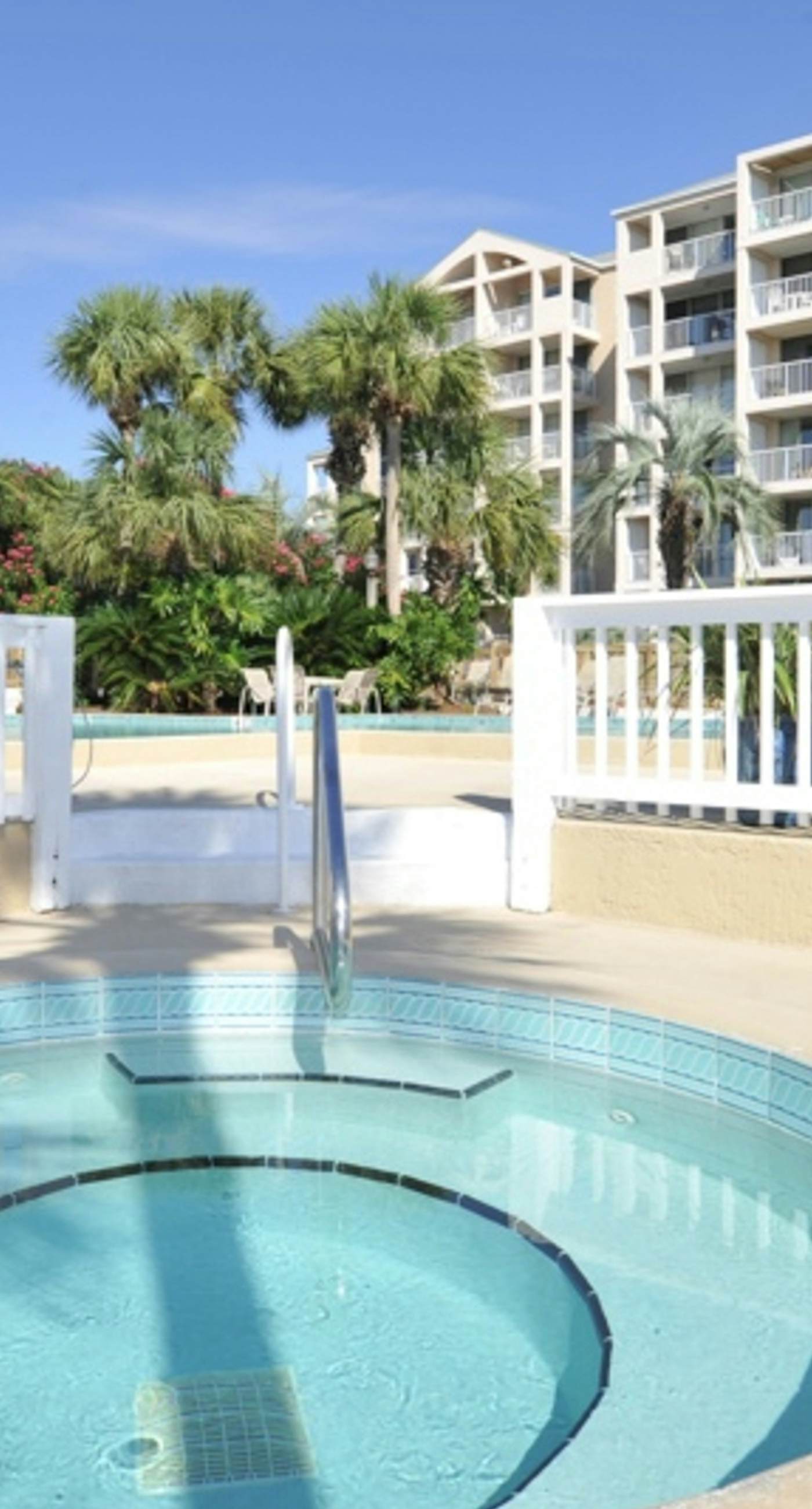 4th Floor Airy, open bay view condo, beach setup & close to everything