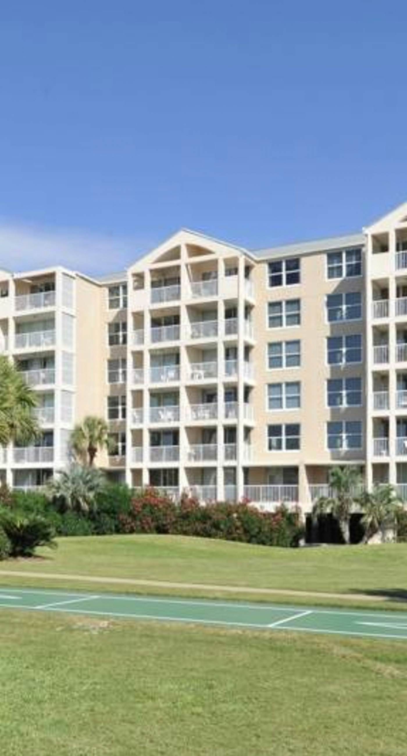 4th Floor Airy, open bay view condo, beach setup & close to everything