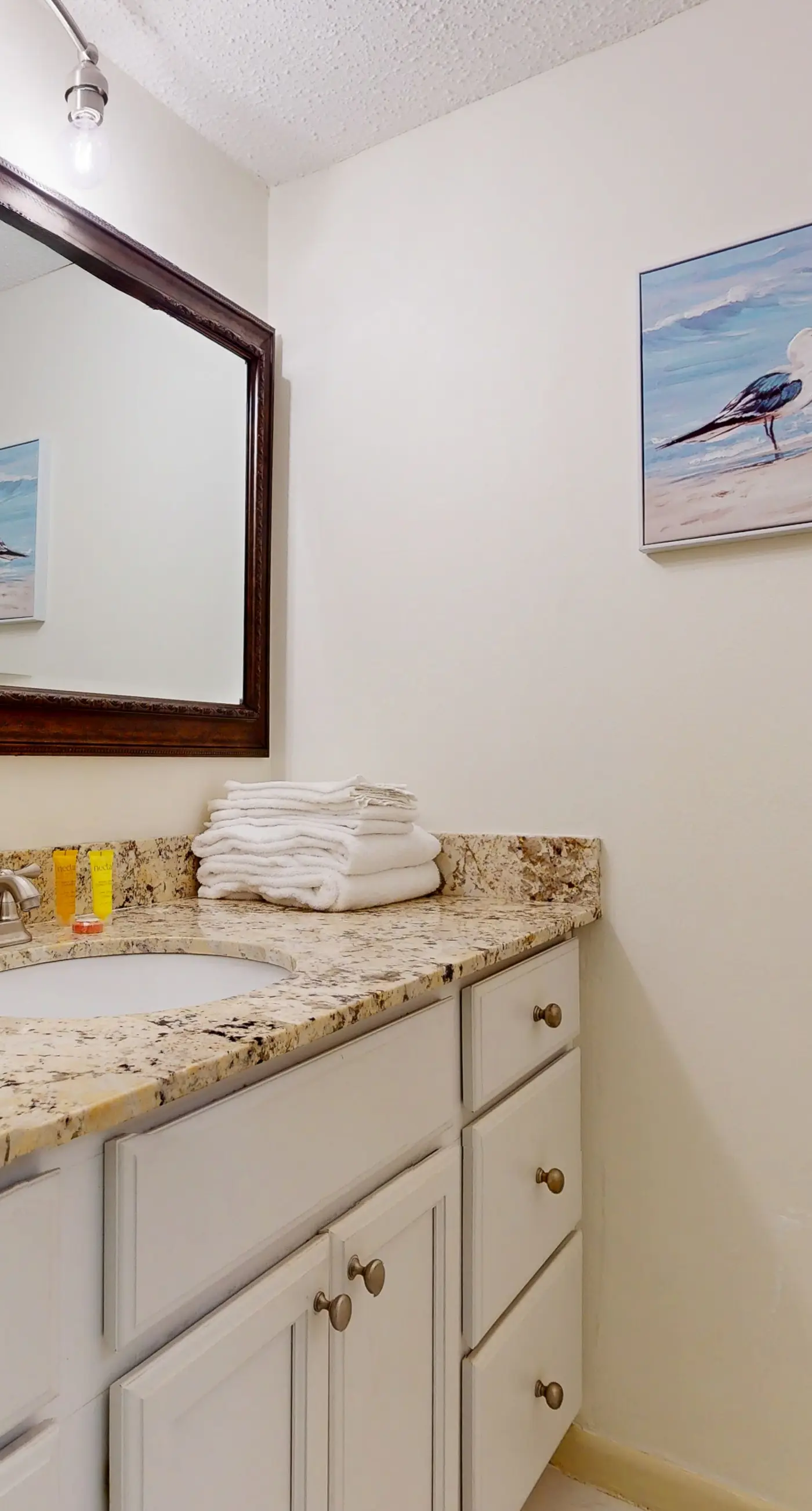 Comfortable Bay View Unit, Near dining, shopping, and more