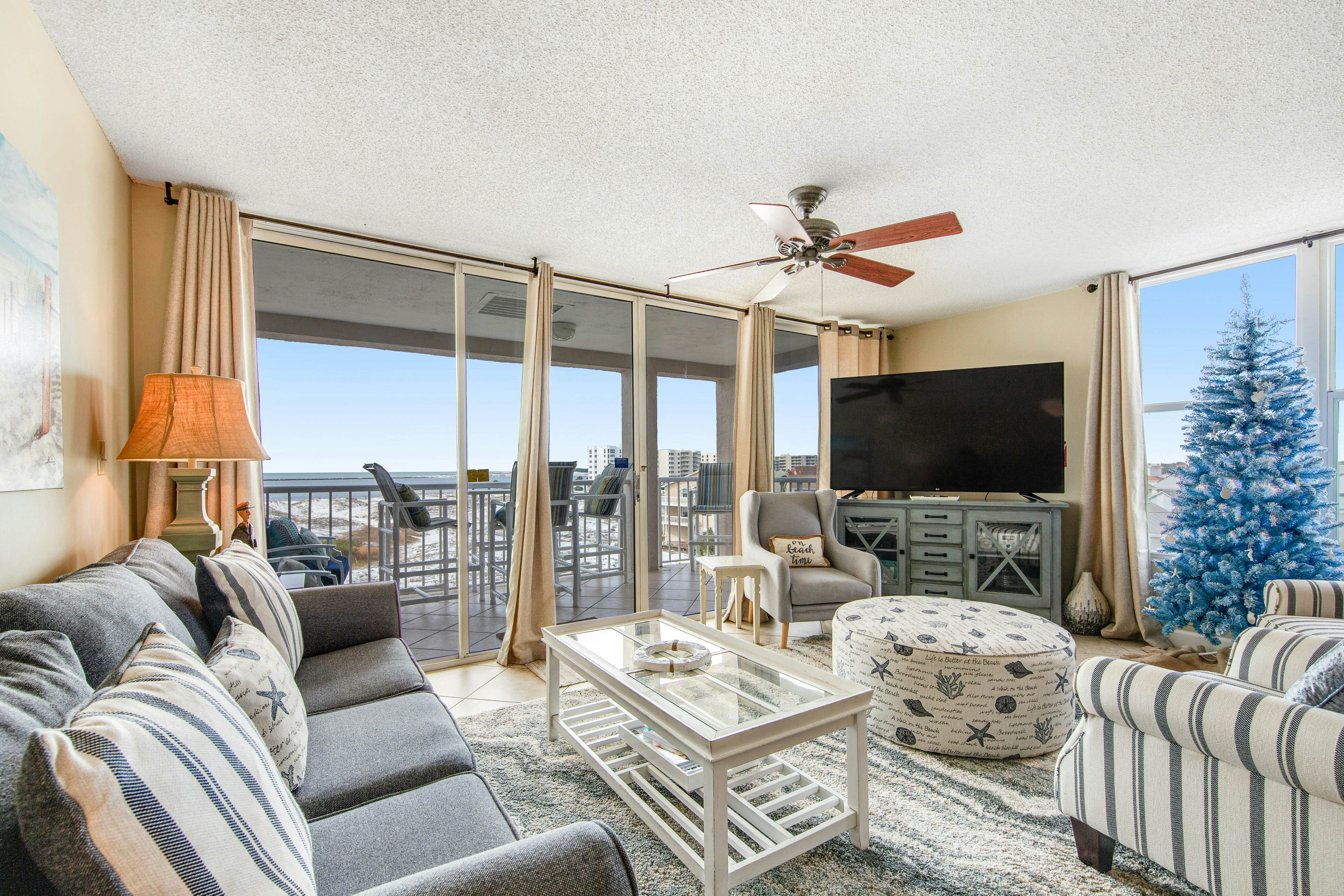 4th Floor Open, airy condo, 2 beach chairs & bicycles included, Close to dining