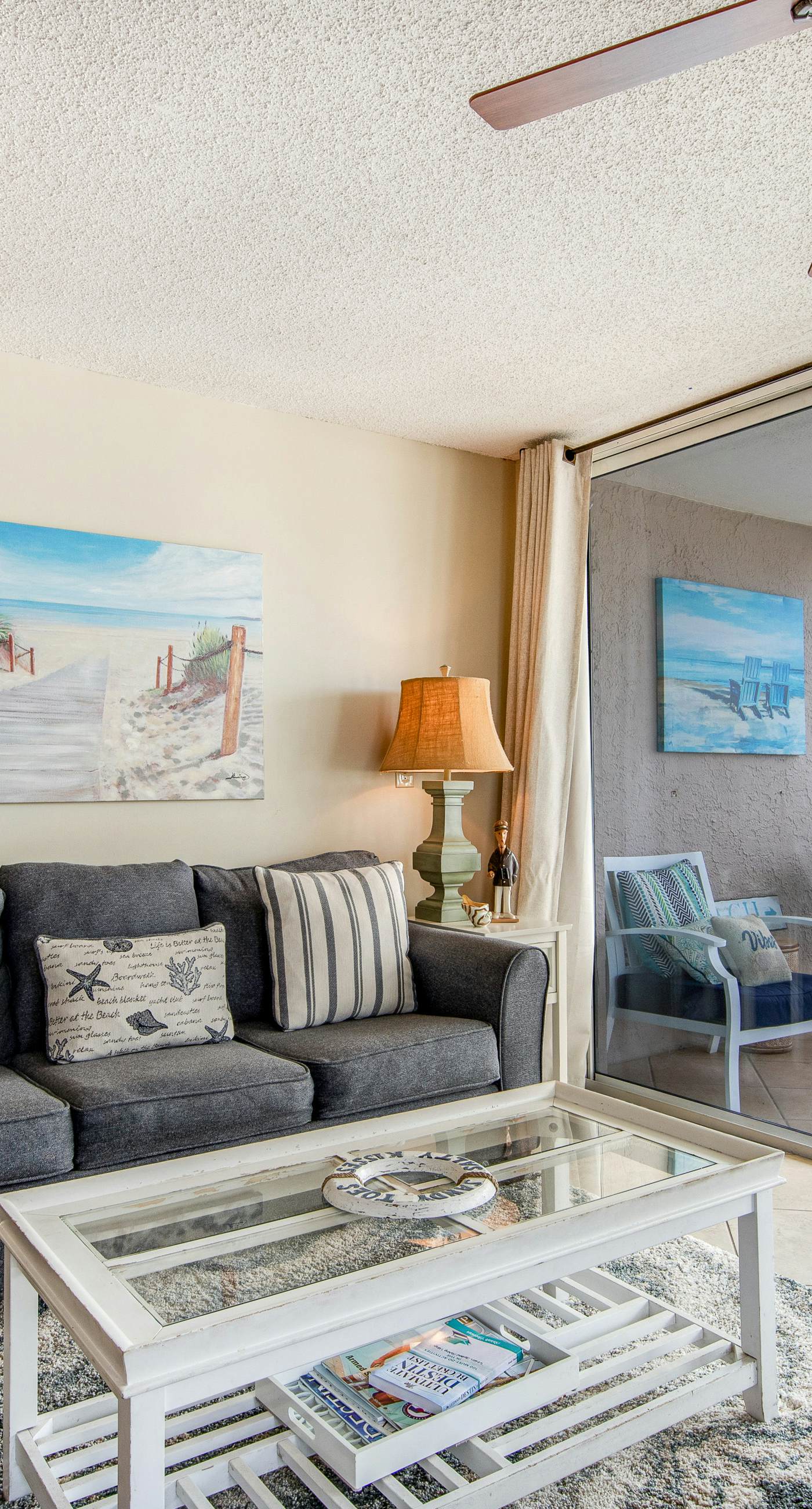 4th Floor Open, airy condo, 2 beach chairs & bicycles included, Close to dining