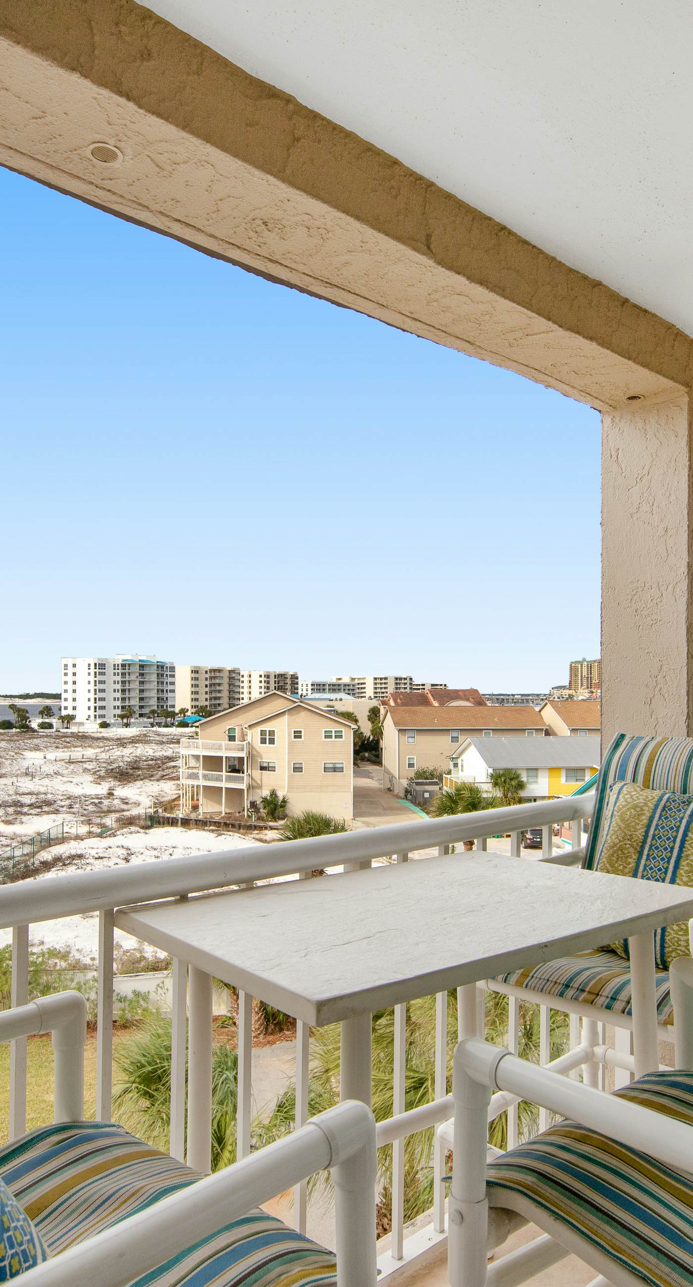 4th Floor Open, airy condo, 2 beach chairs & bicycles included, Close to dining