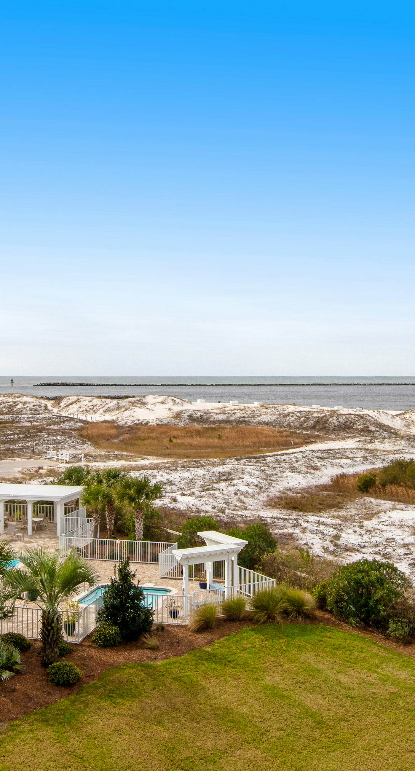 4th Floor Open, airy condo, 2 beach chairs & bicycles included, Close to dining