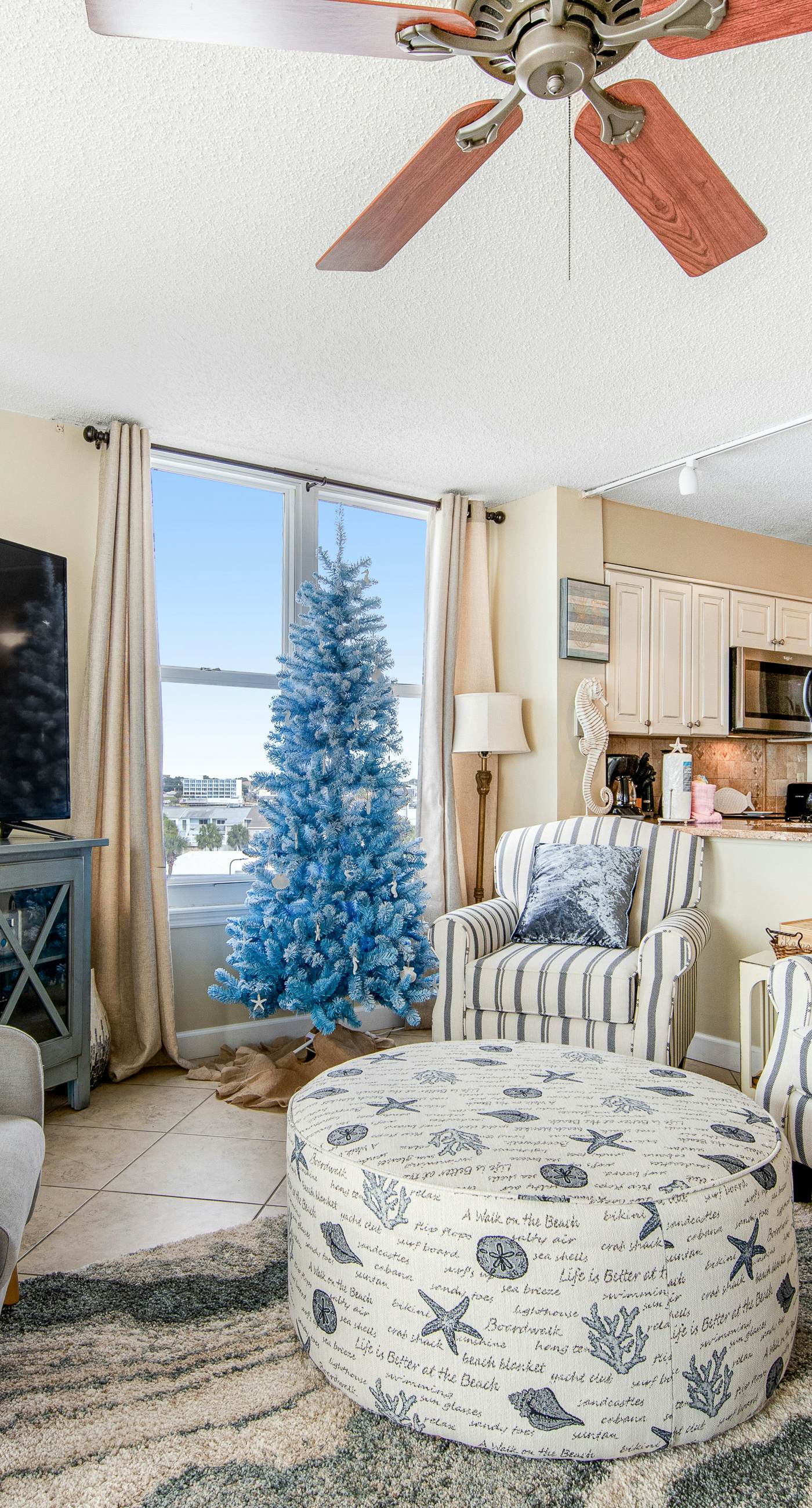 4th Floor Open, airy condo, 2 beach chairs & bicycles included, Close to dining