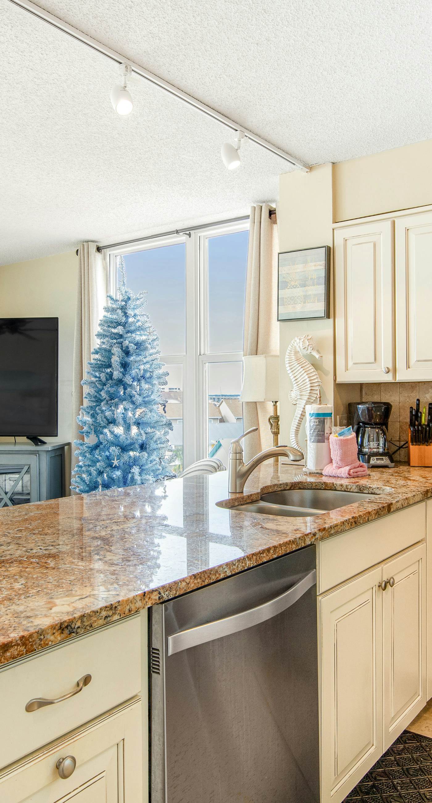 4th Floor Open, airy condo, 2 beach chairs & bicycles included, Close to dining