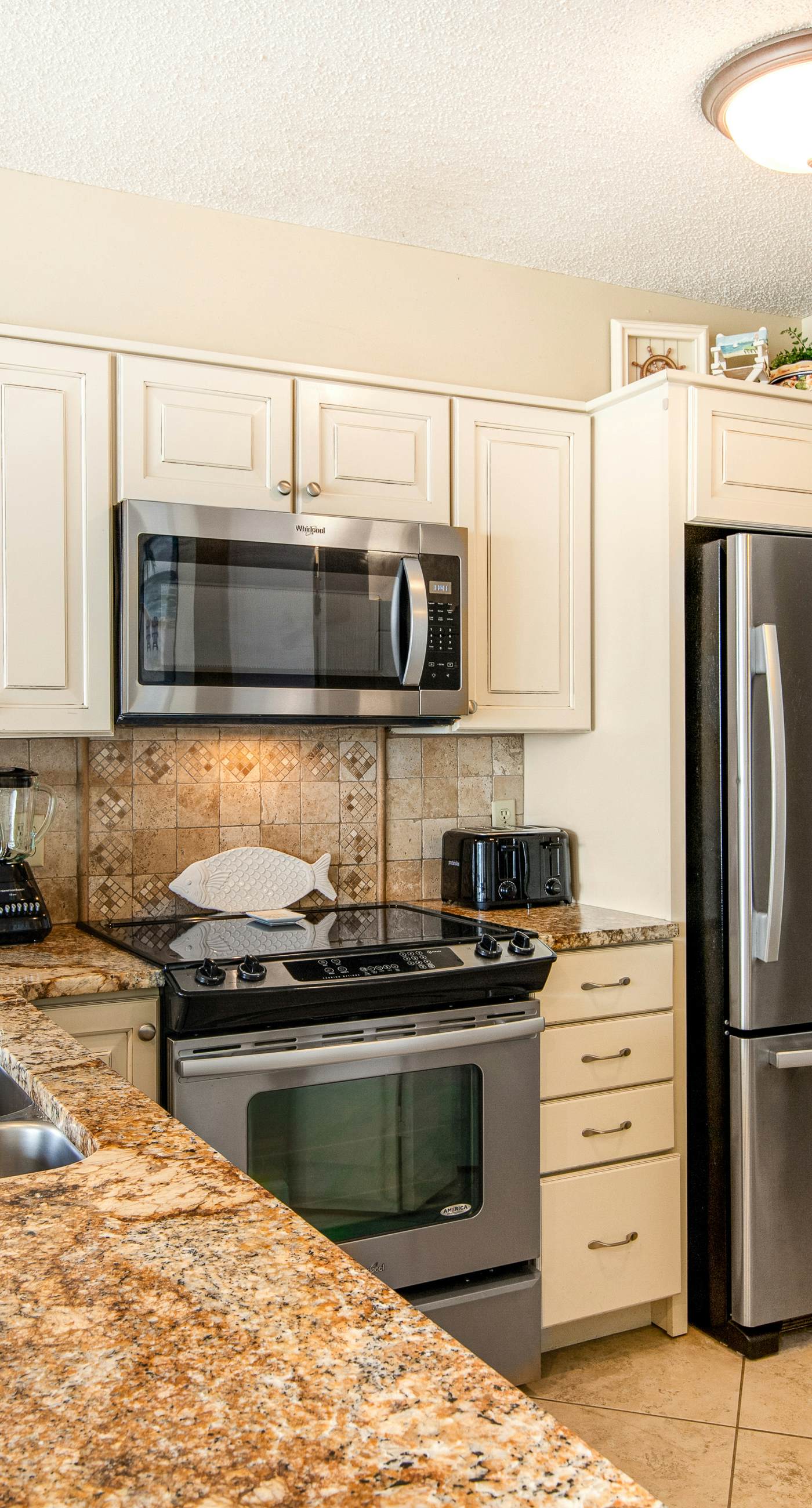 4th Floor Open, airy condo, 2 beach chairs & bicycles included, Close to dining