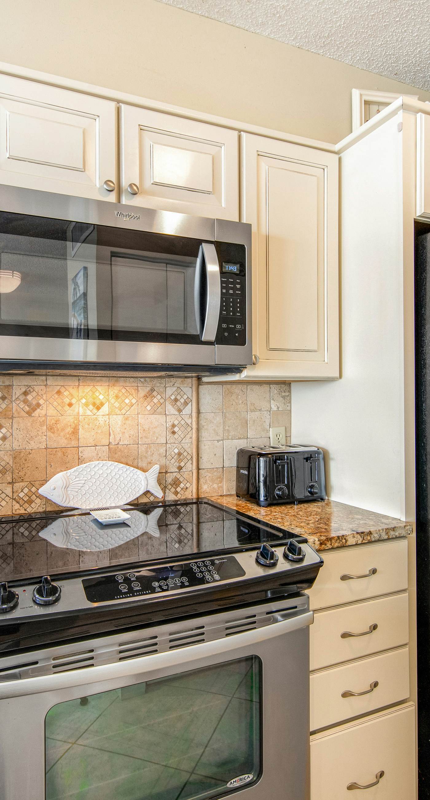 4th Floor Open, airy condo, 2 beach chairs & bicycles included, Close to dining