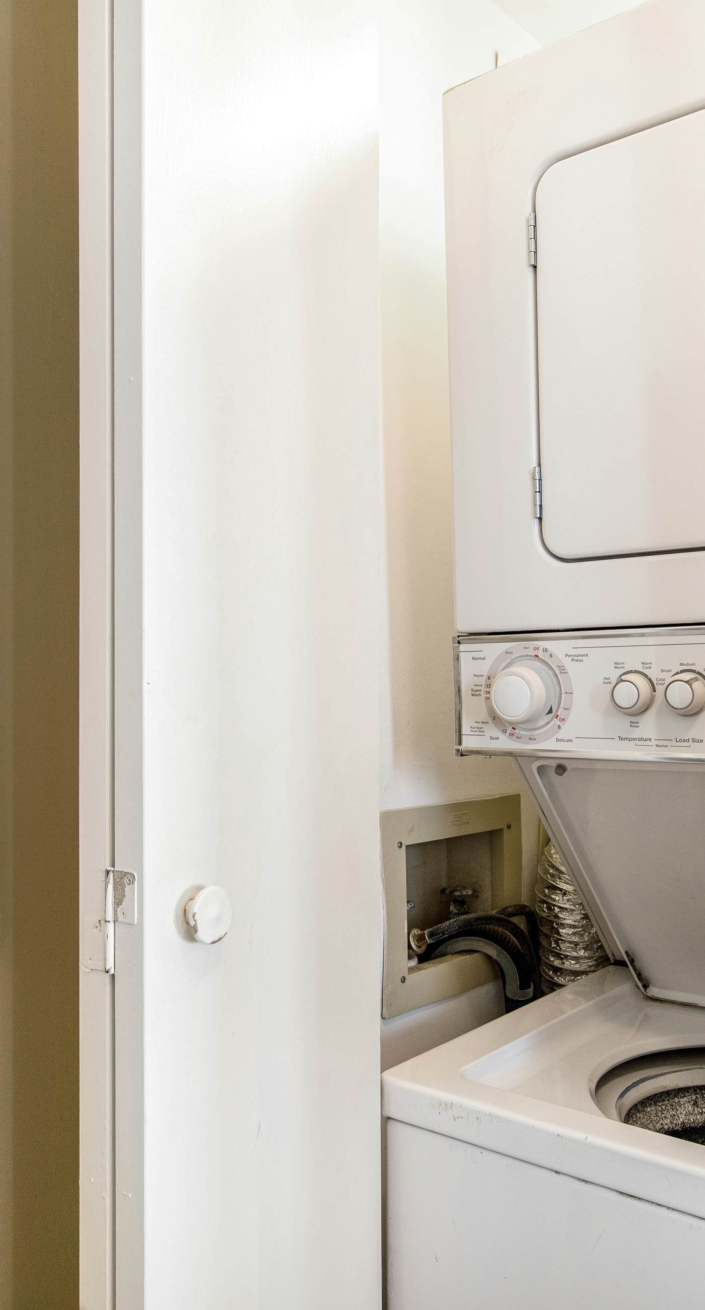 4th Floor Open, airy condo, 2 beach chairs & bicycles included, Close to dining