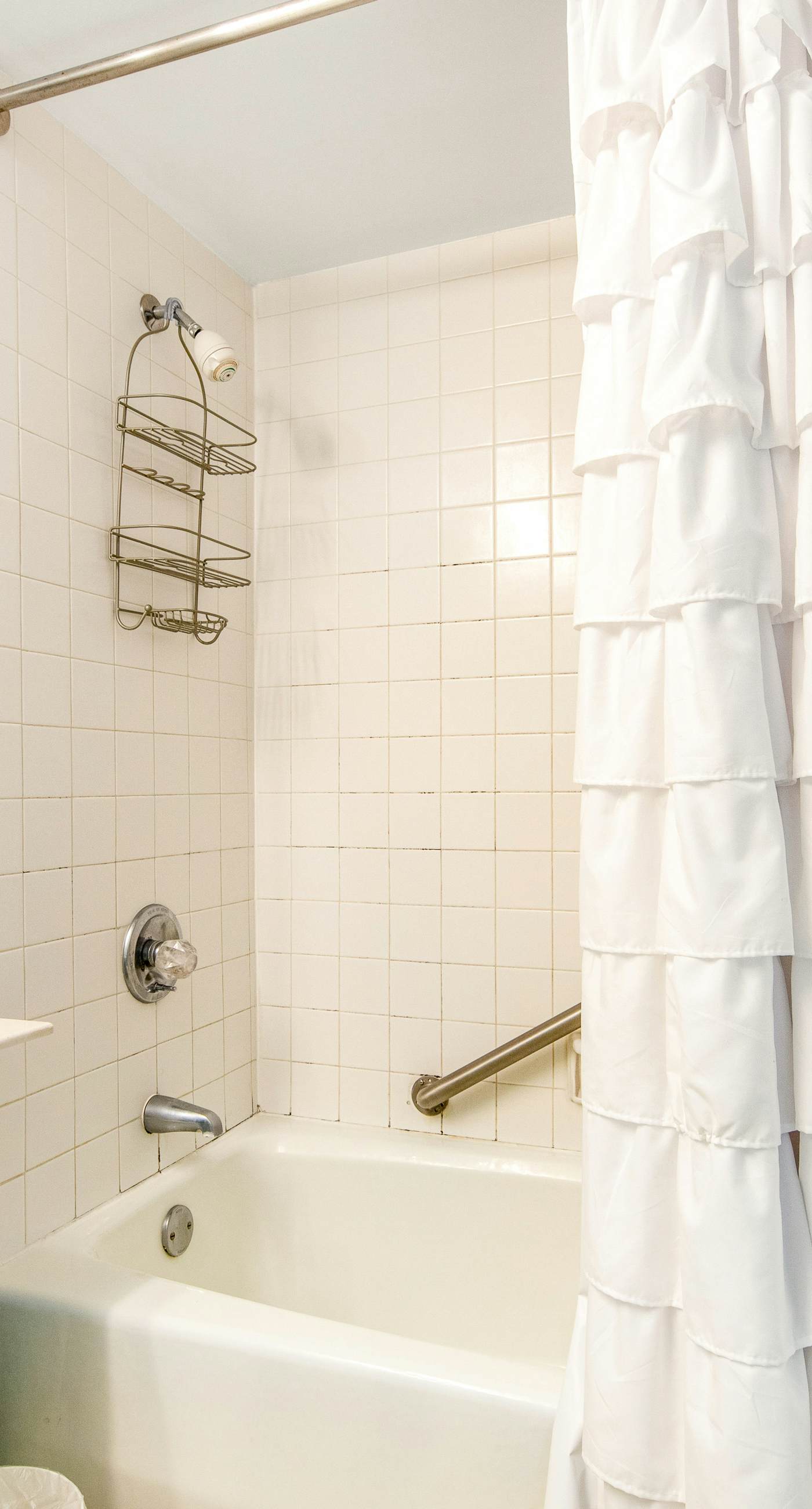 4th Floor Open, airy condo, 2 beach chairs & bicycles included, Close to dining