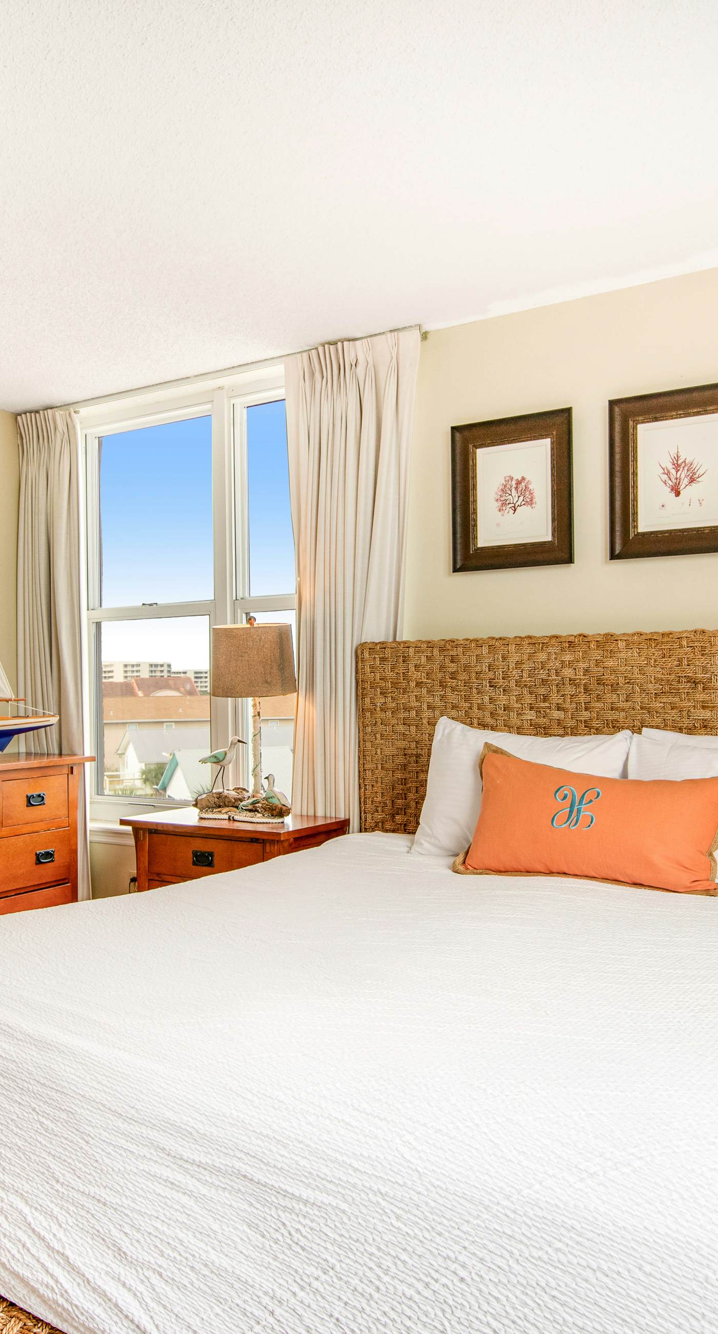 4th Floor Open, airy condo, 2 beach chairs & bicycles included, Close to dining