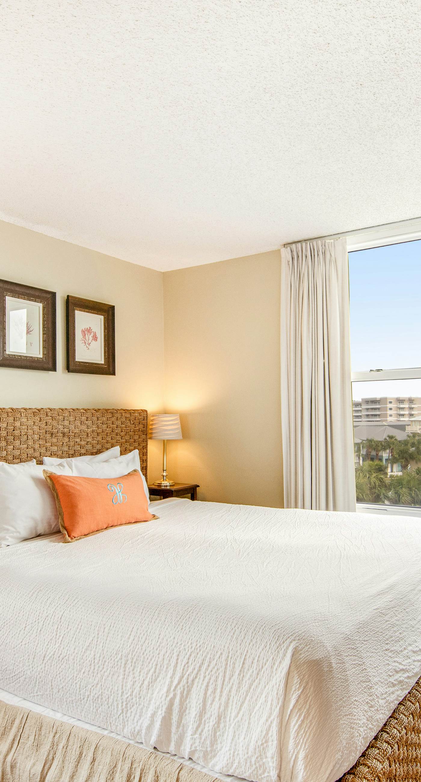 4th Floor Open, airy condo, 2 beach chairs & bicycles included, Close to dining