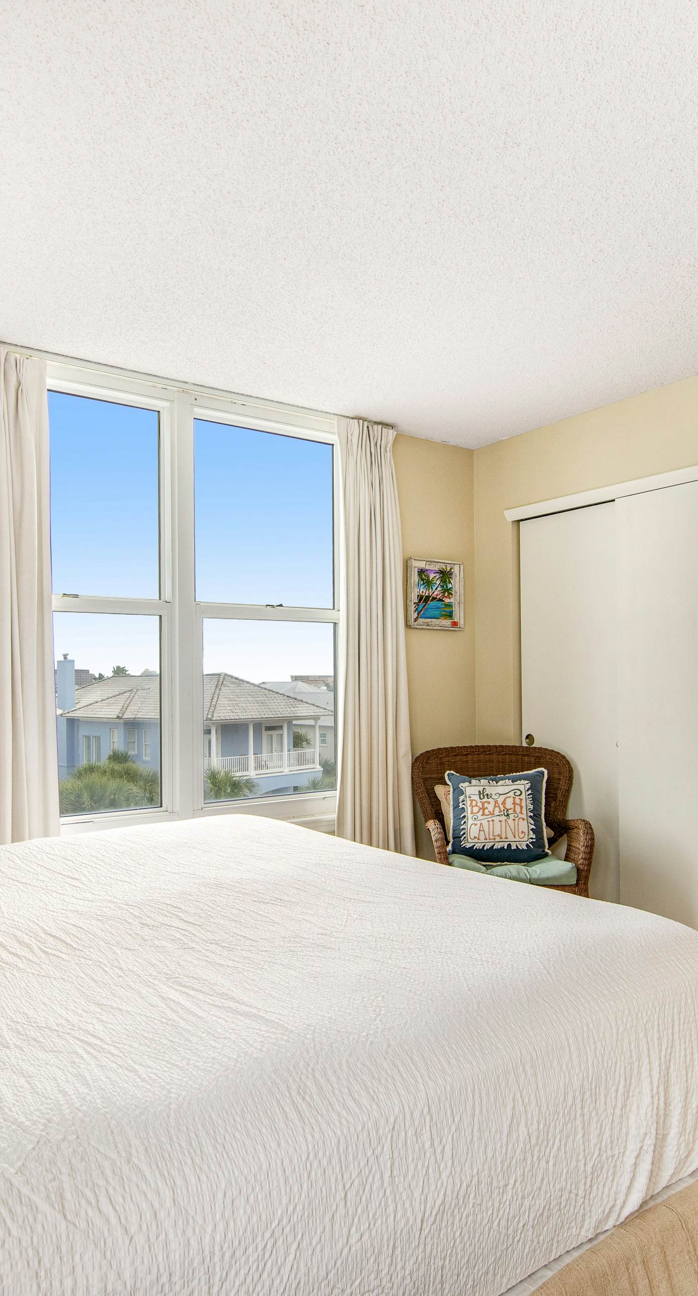 4th Floor Open, airy condo, 2 beach chairs & bicycles included, Close to dining