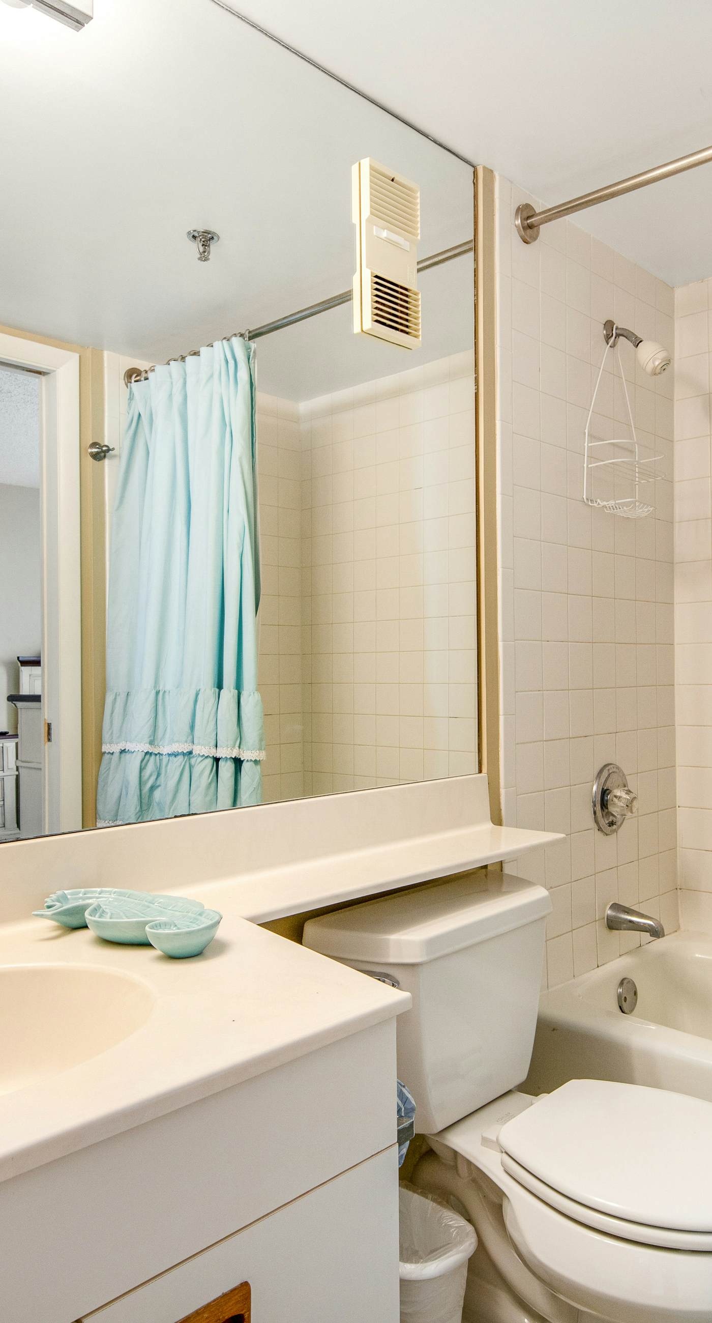 4th Floor Open, airy condo, 2 beach chairs & bicycles included, Close to dining