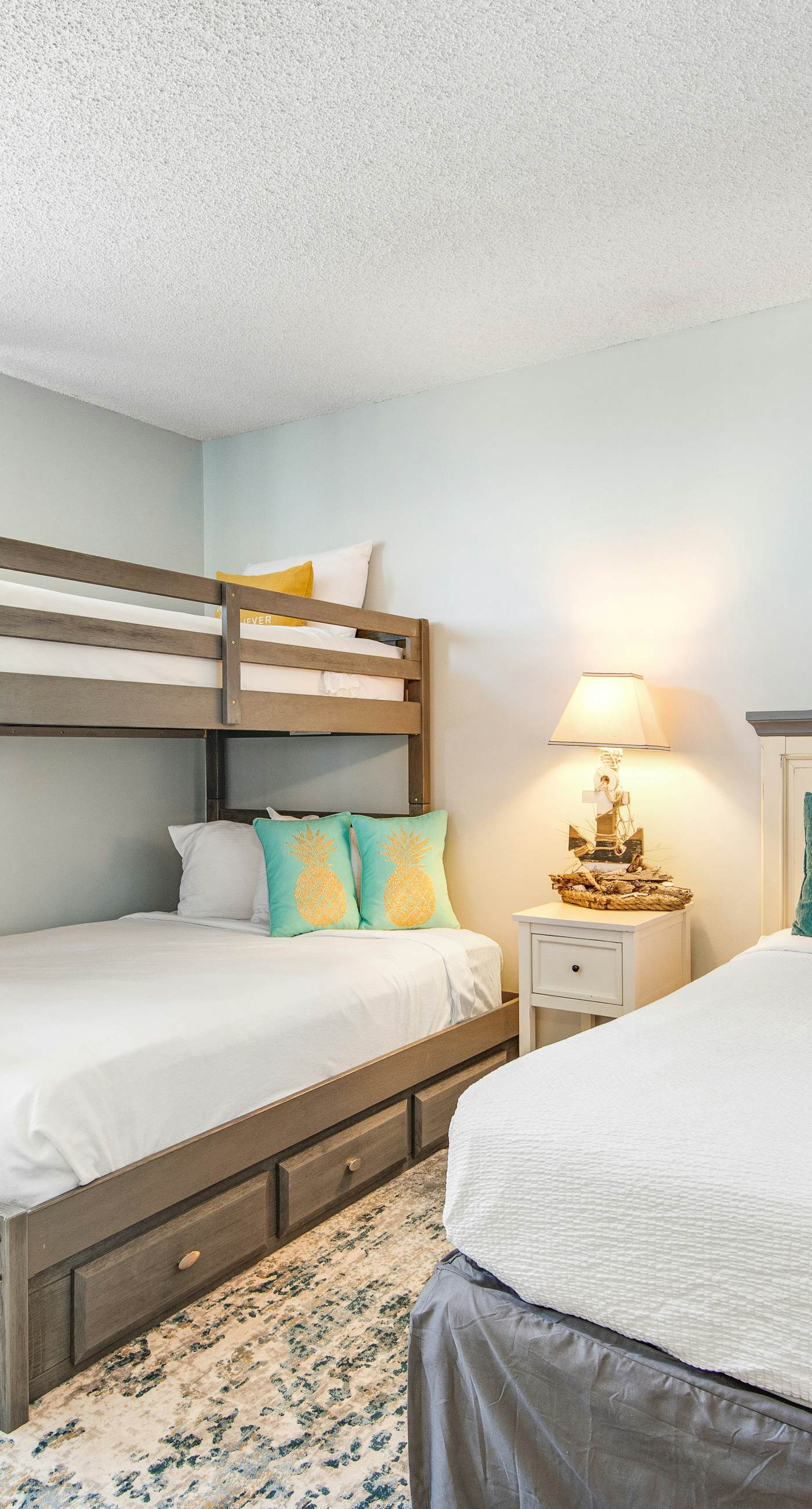 4th Floor Open, airy condo, 2 beach chairs & bicycles included, Close to dining