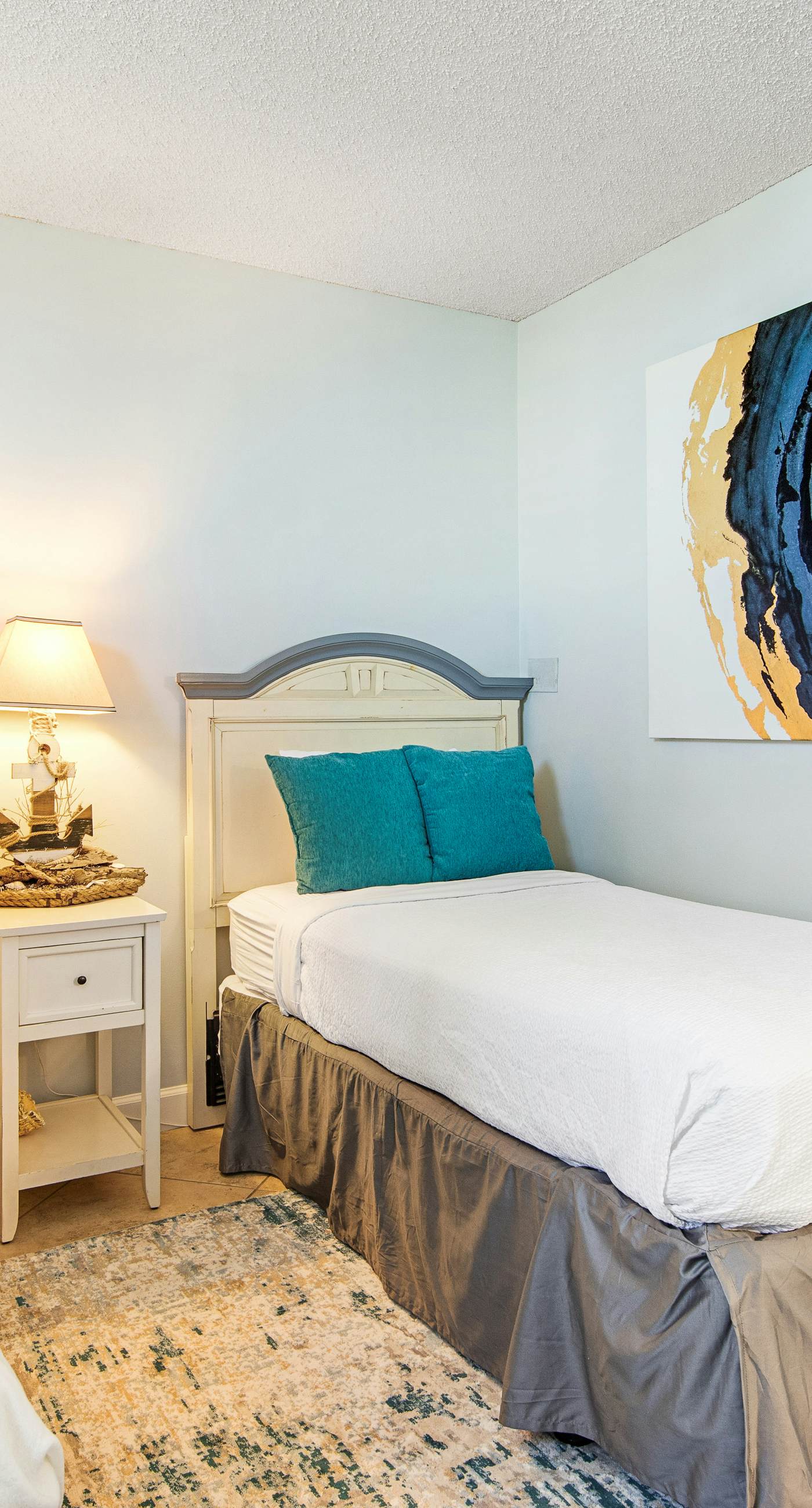 4th Floor Open, airy condo, 2 beach chairs & bicycles included, Close to dining