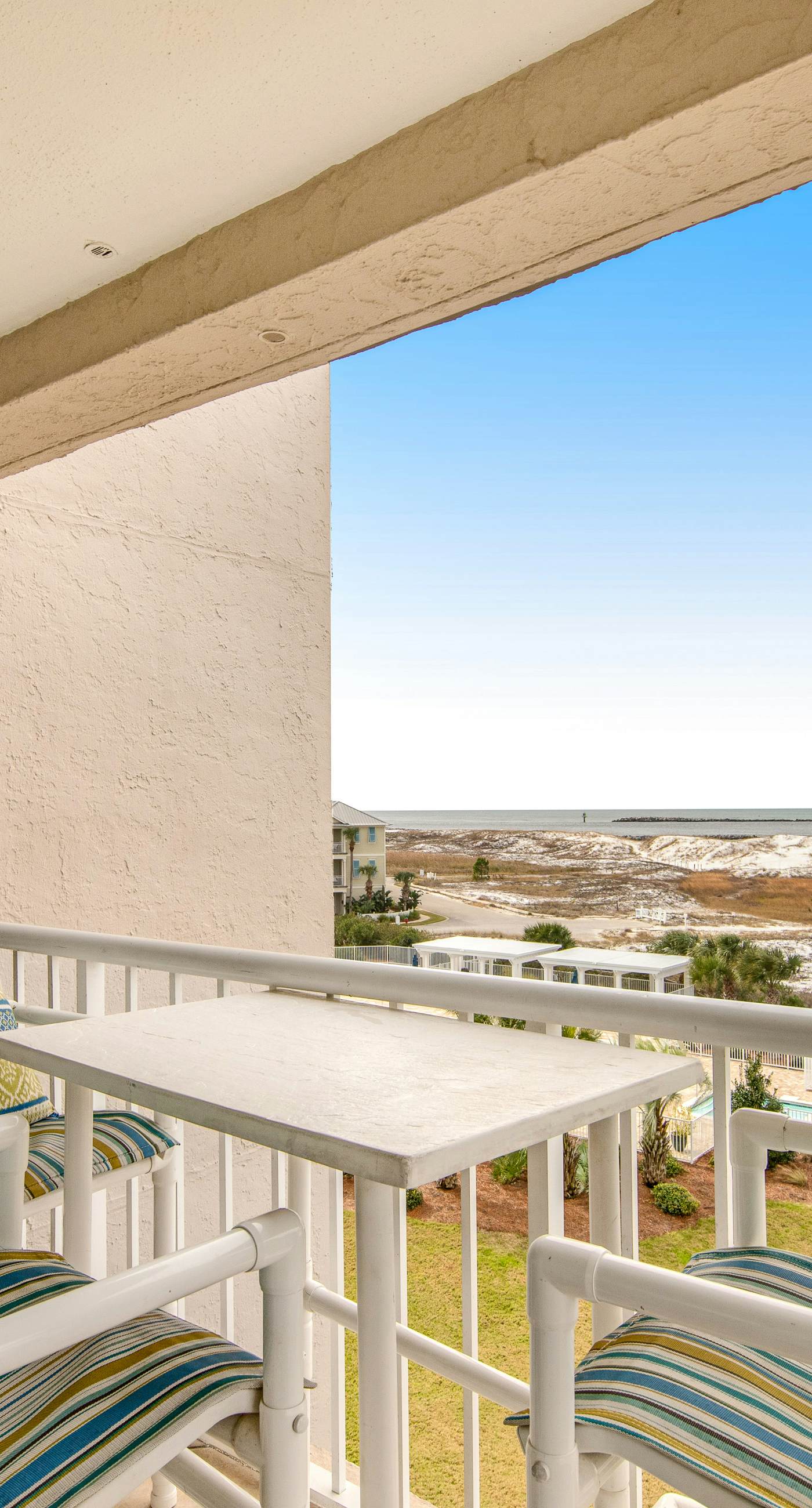 4th Floor Open, airy condo, 2 beach chairs & bicycles included, Close to dining