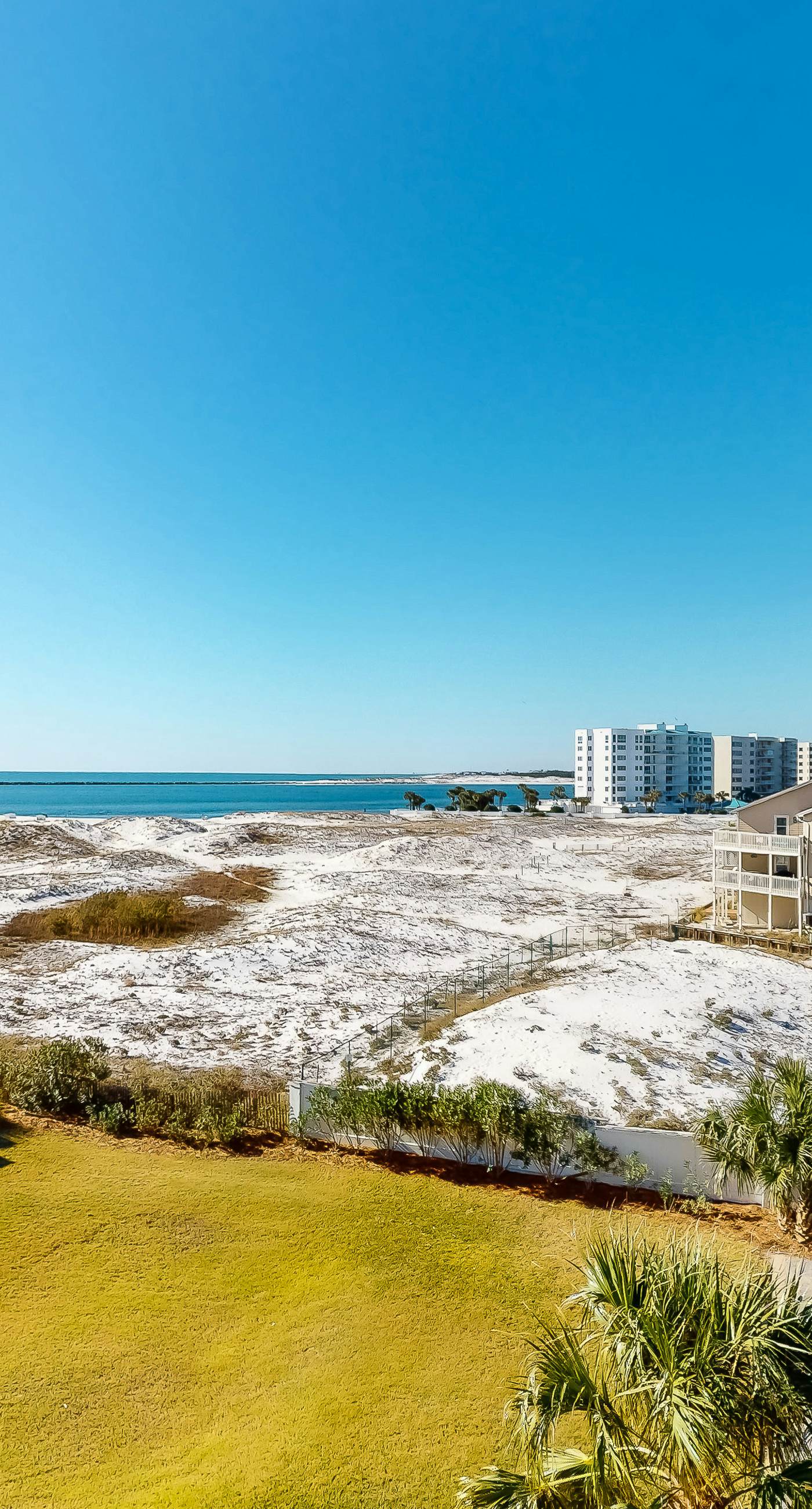 4th Floor Open, airy condo, 2 beach chairs & bicycles included, Close to dining