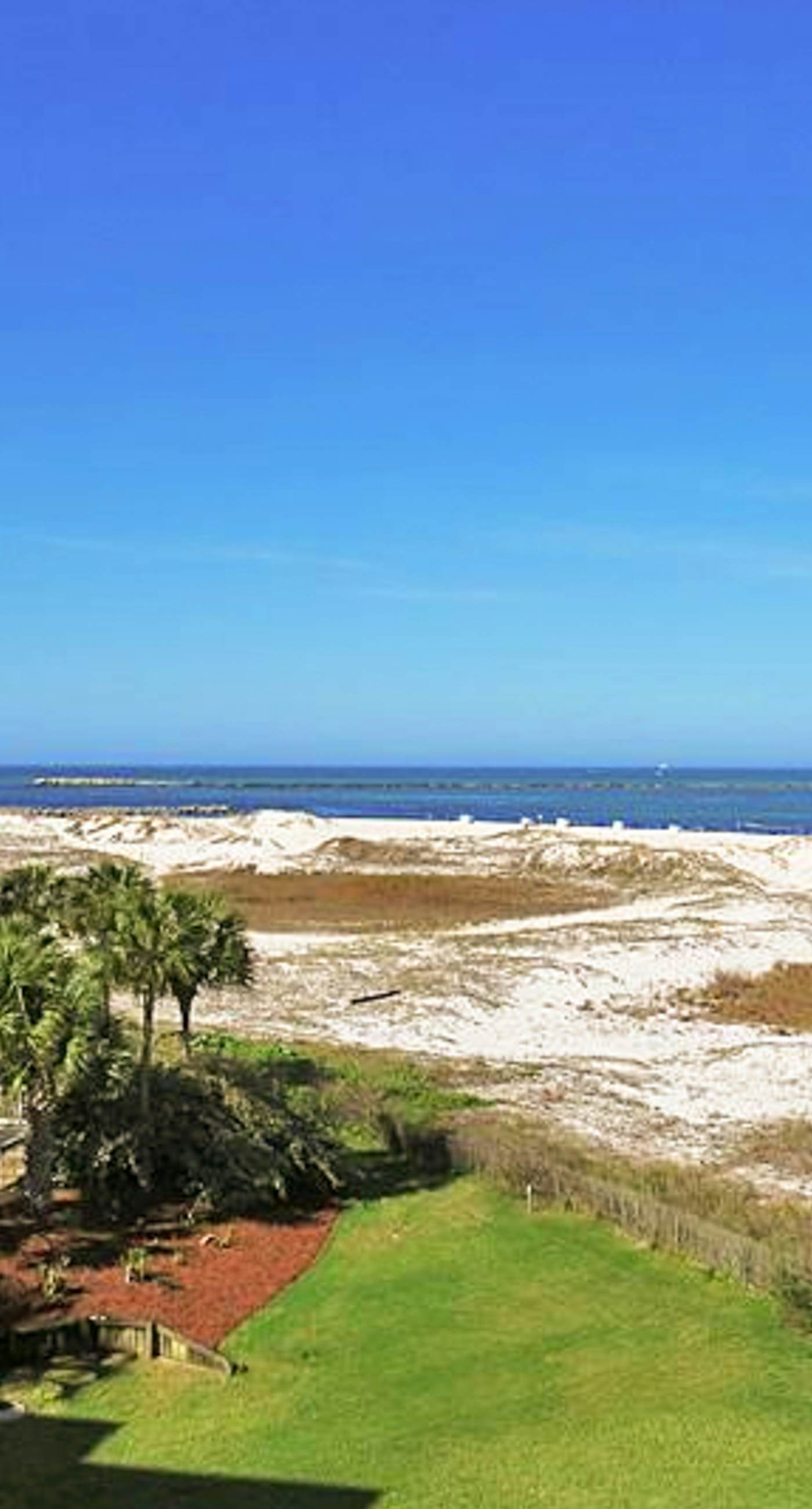 4th Floor Open, airy condo, 2 beach chairs & bicycles included, Close to dining