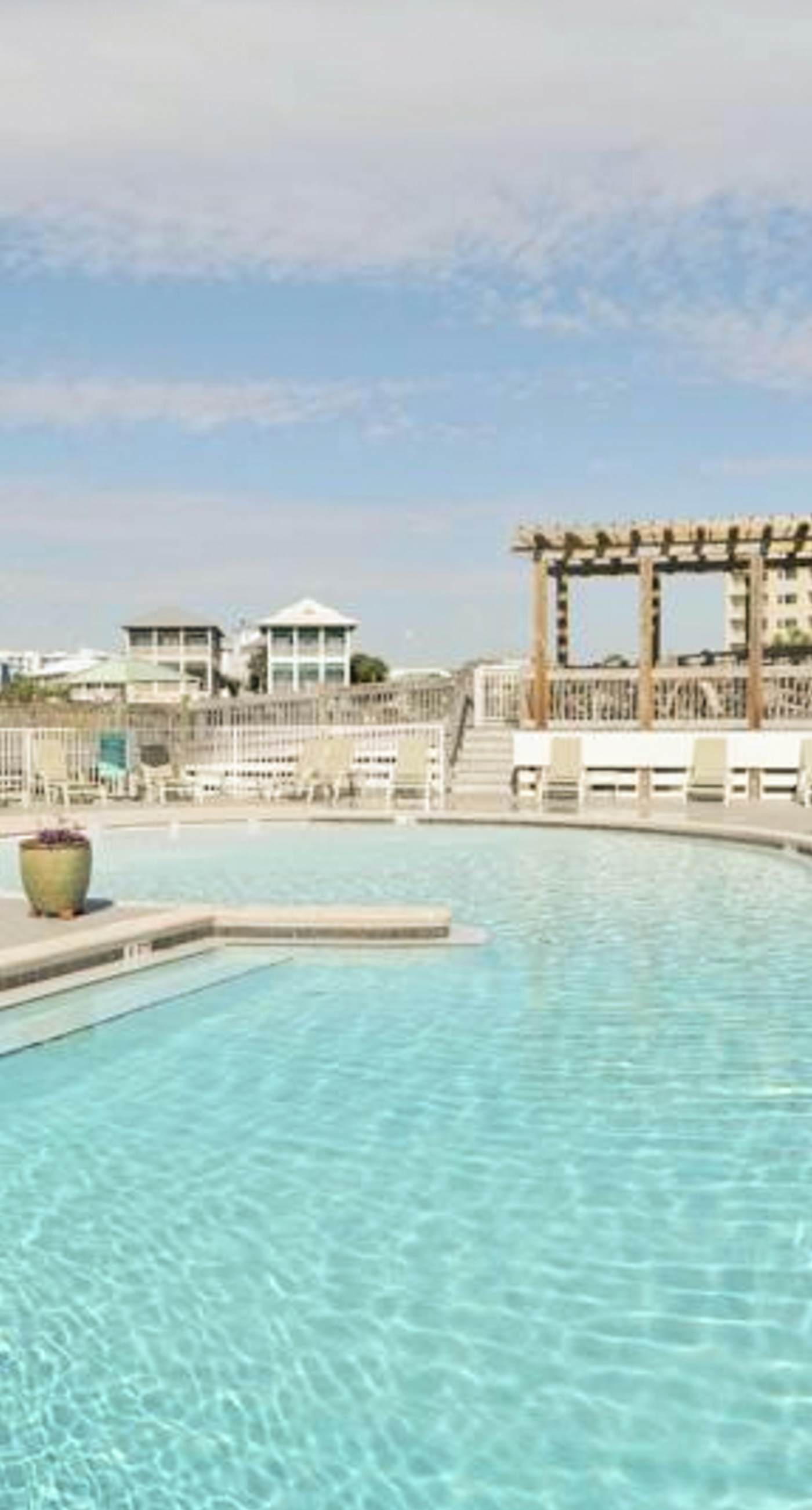 4th Floor Open, airy condo, 2 beach chairs & bicycles included, Close to dining