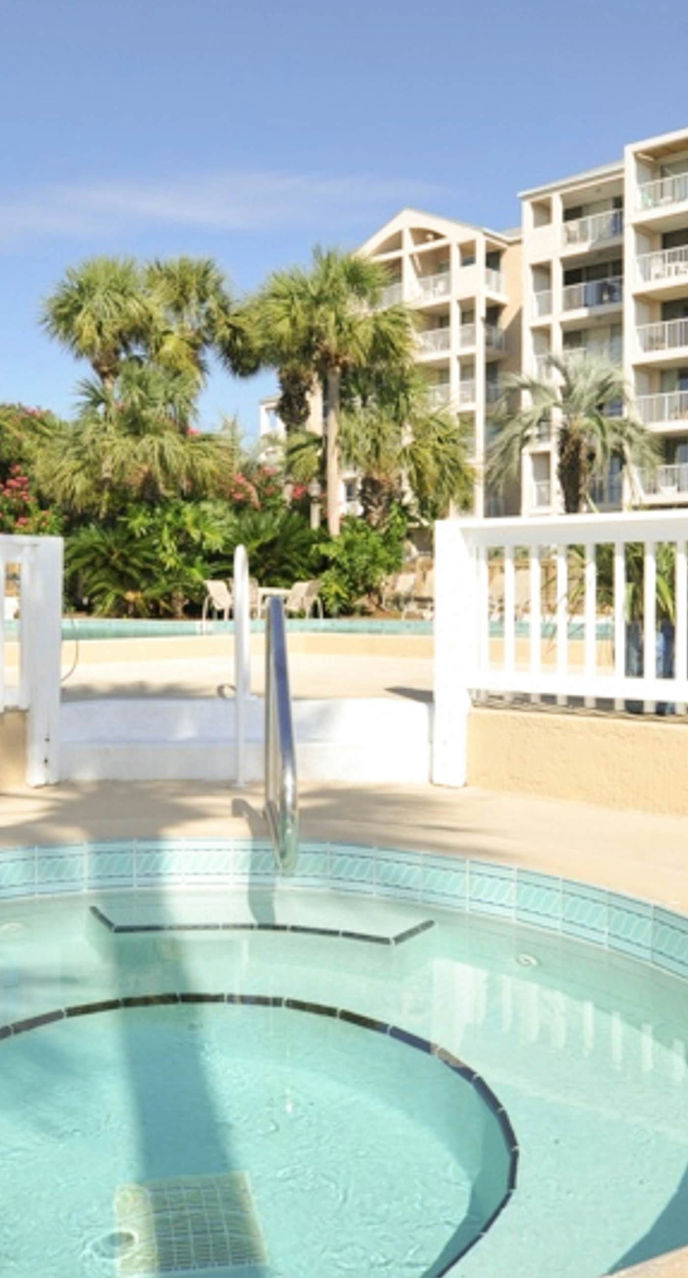4th Floor Open, airy condo, 2 beach chairs & bicycles included, Close to dining