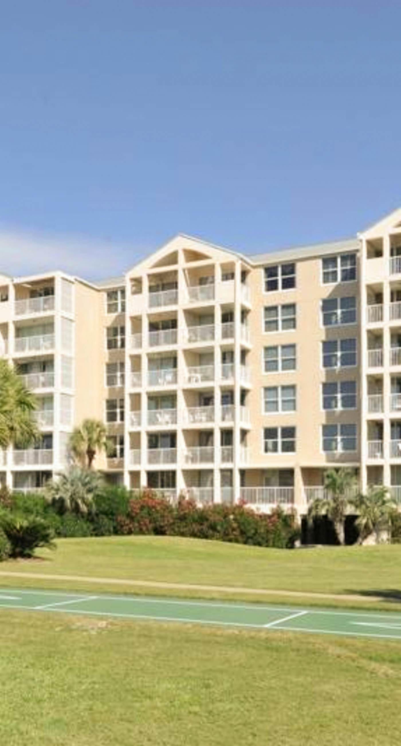 4th Floor Open, airy condo, 2 beach chairs & bicycles included, Close to dining