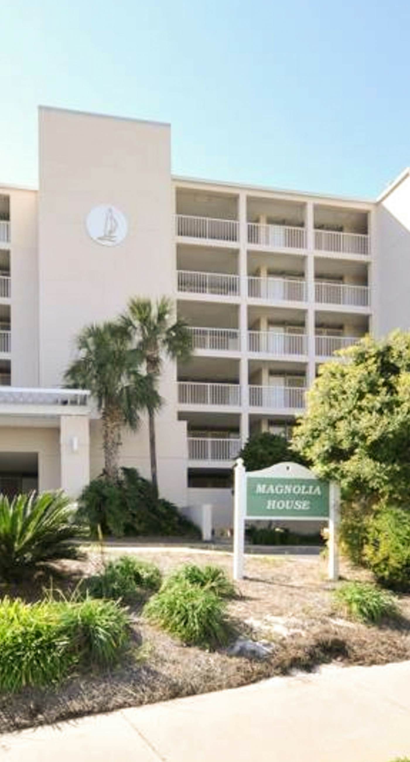 4th Floor Open, airy condo, 2 beach chairs & bicycles included, Close to dining