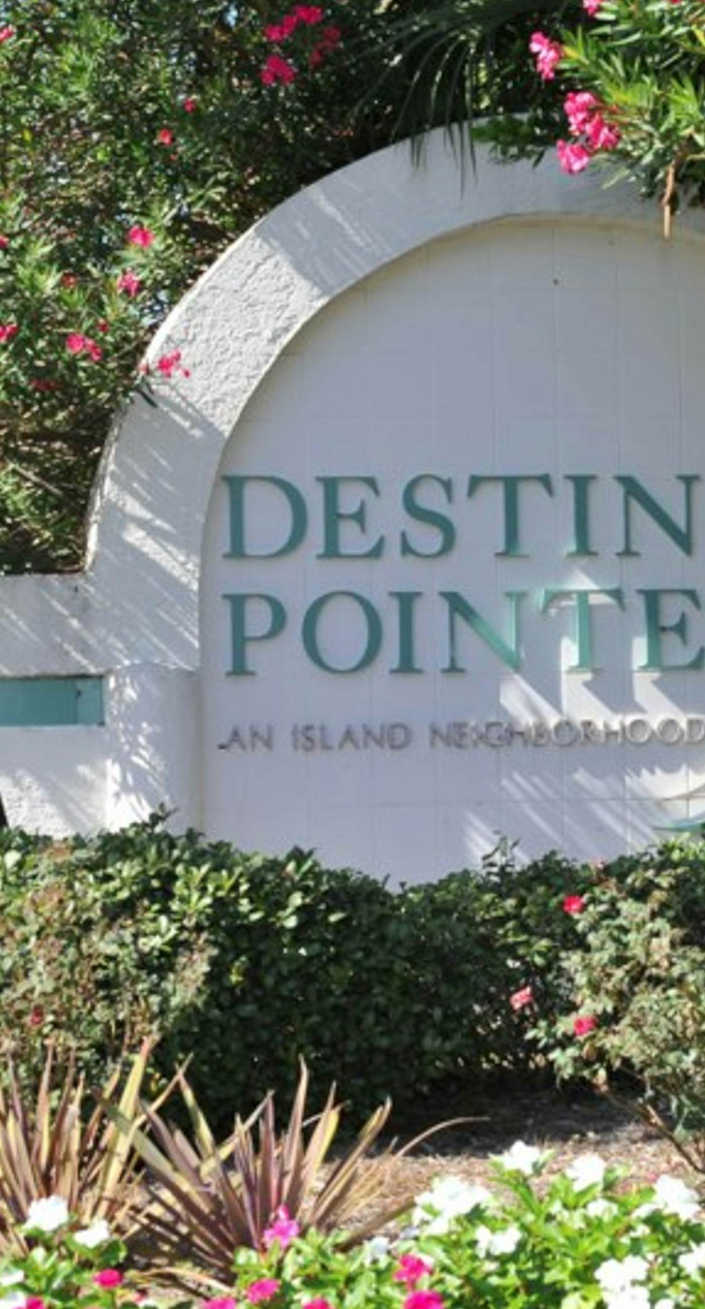 4th Floor Open, airy condo, 2 beach chairs & bicycles included, Close to dining