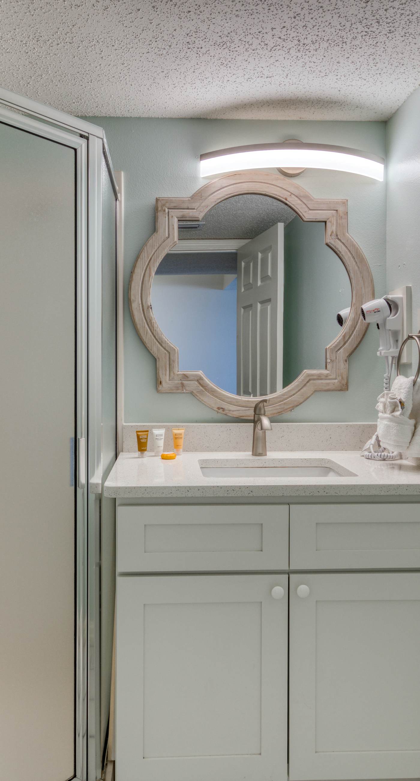 Beachfront condo with gorgeous Gulf view, balcony, pools & hot tub