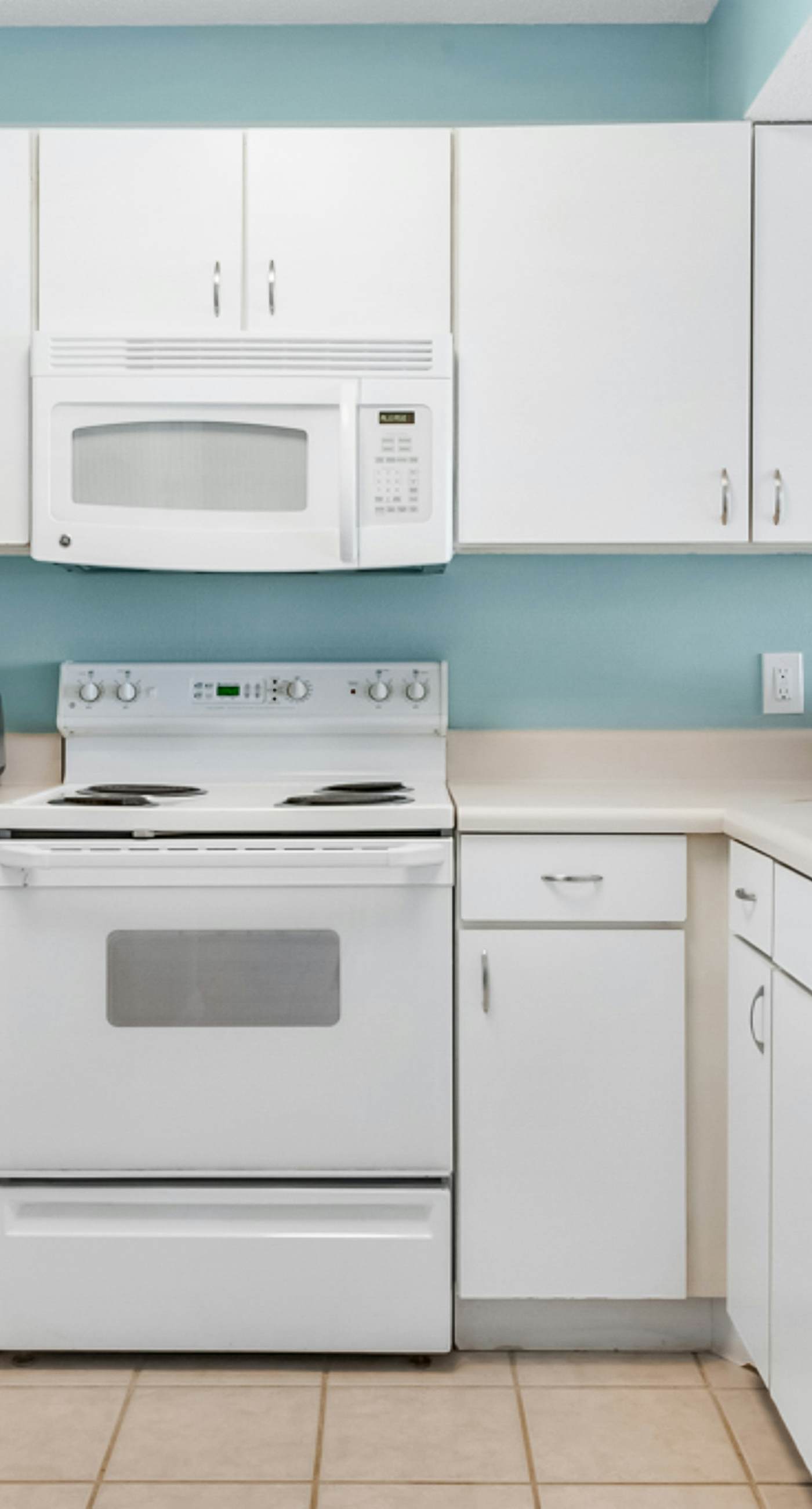 Gulf-front condo with stunning 11th-floor views, pools, hot tub & gyms