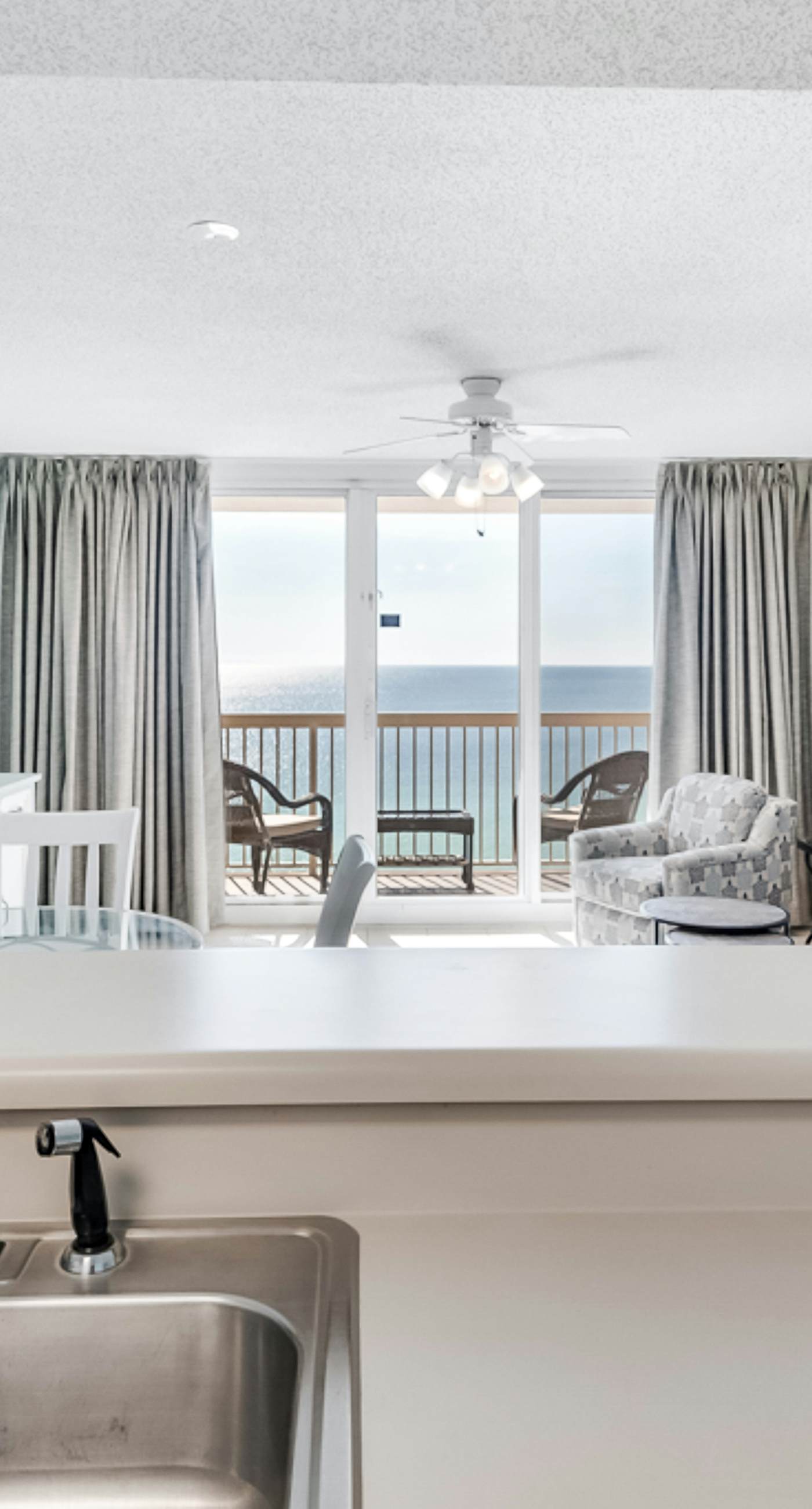 Gulf-front condo with stunning 11th-floor views, pools, hot tub & gyms