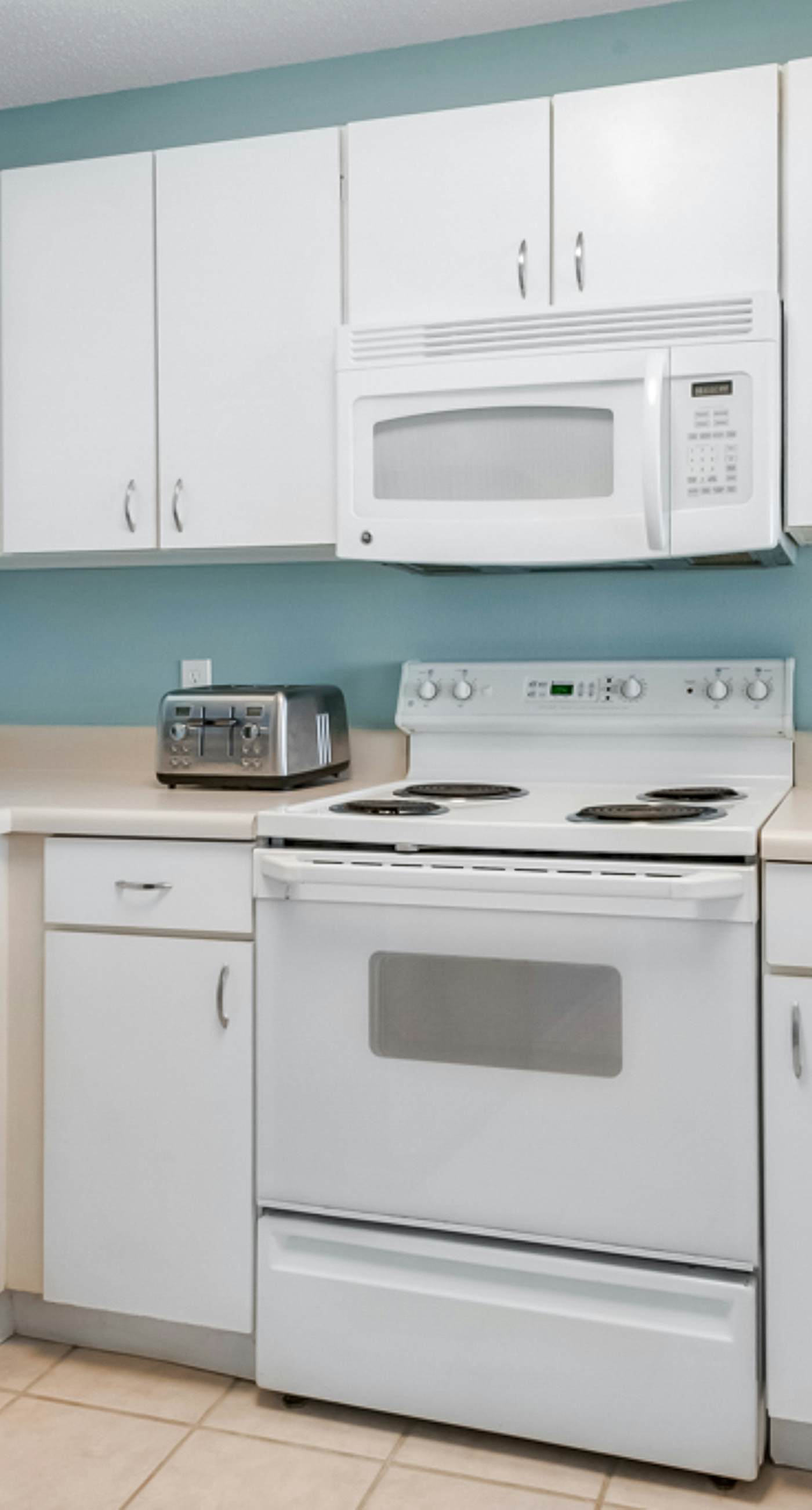 Gulf-front condo with stunning 11th-floor views, pools, hot tub & gyms