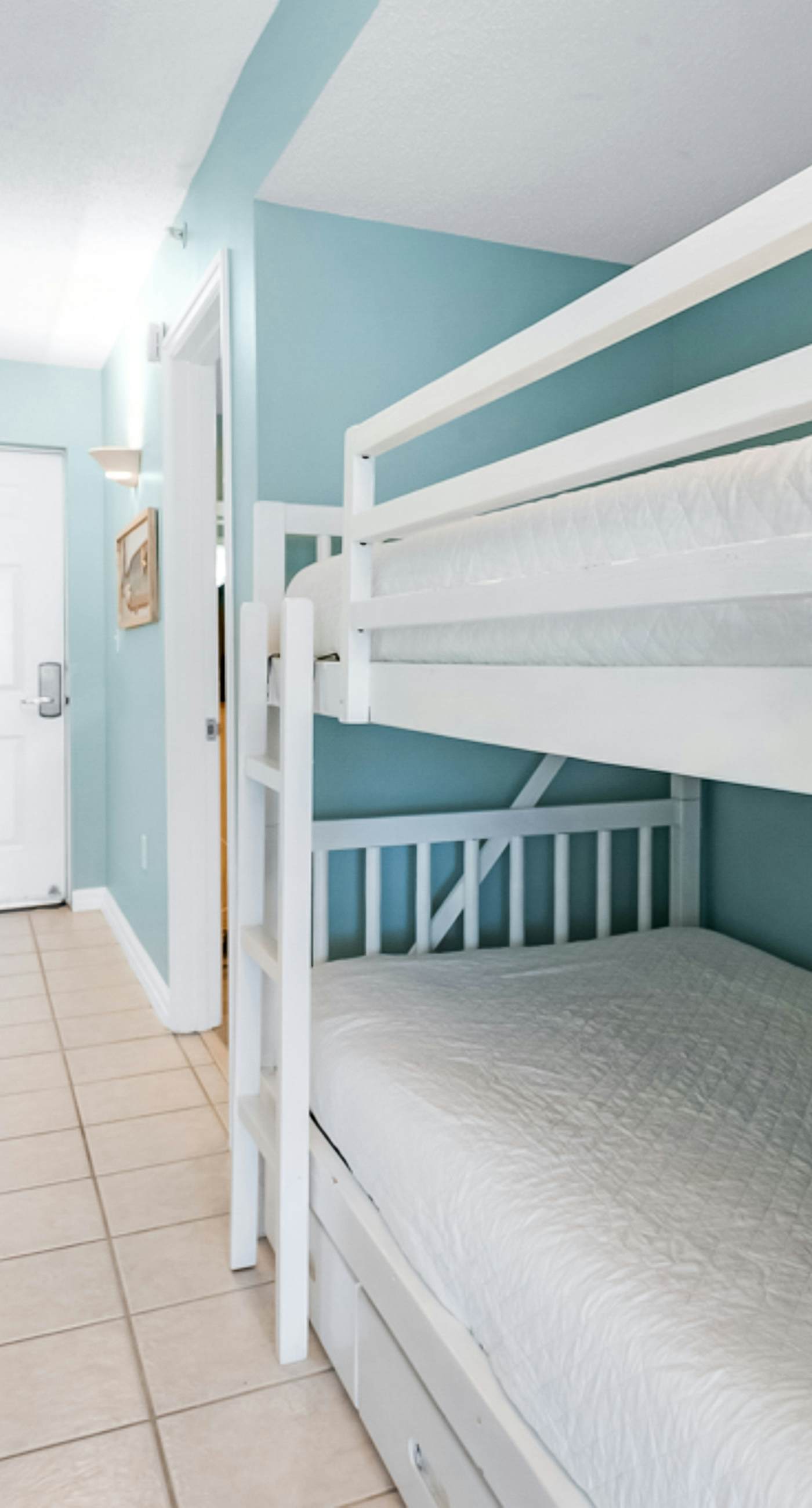 Gulf-front condo with stunning 11th-floor views, pools, hot tub & gyms