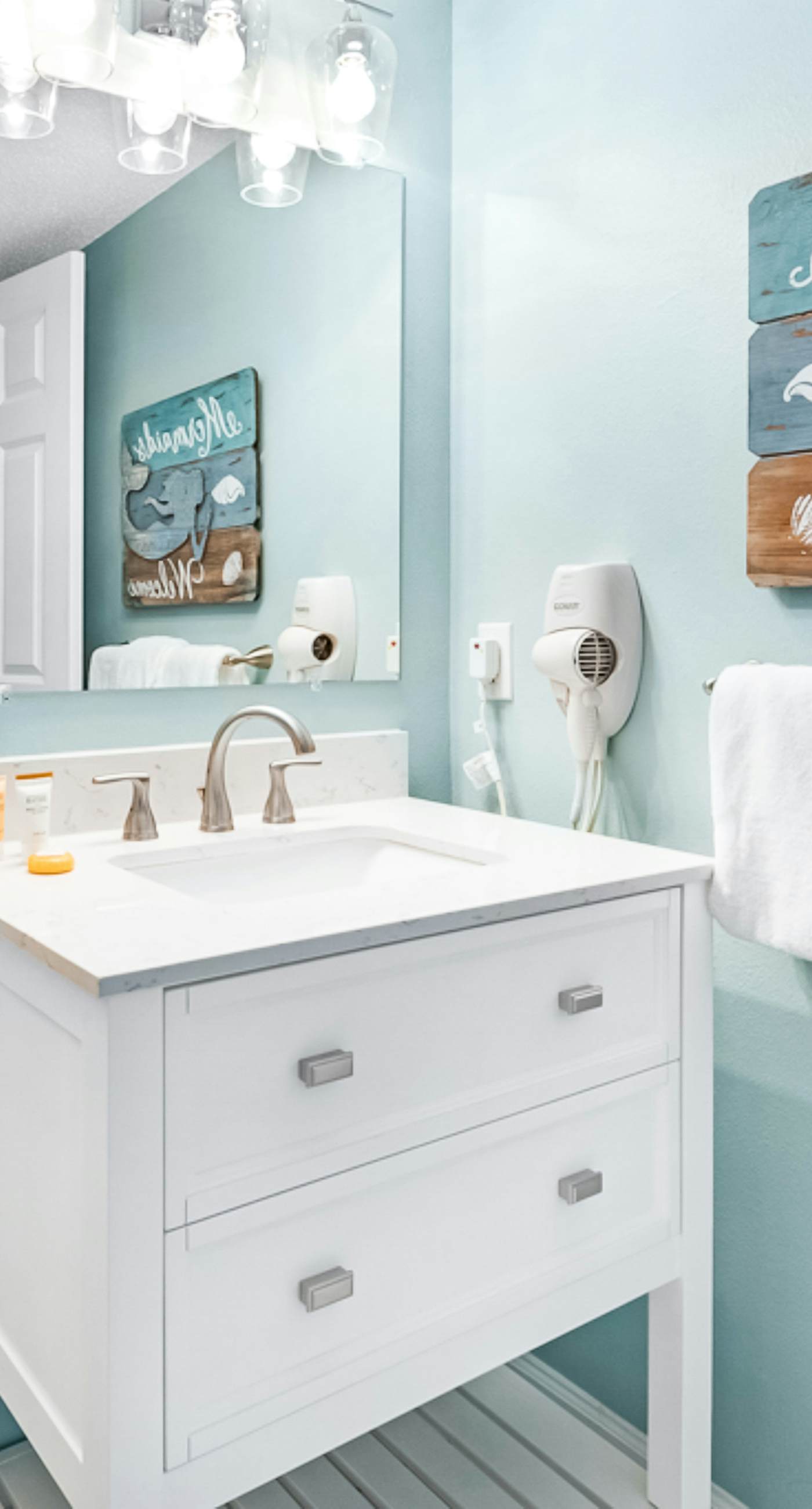 Gulf-front condo with stunning 11th-floor views, pools, hot tub & gyms