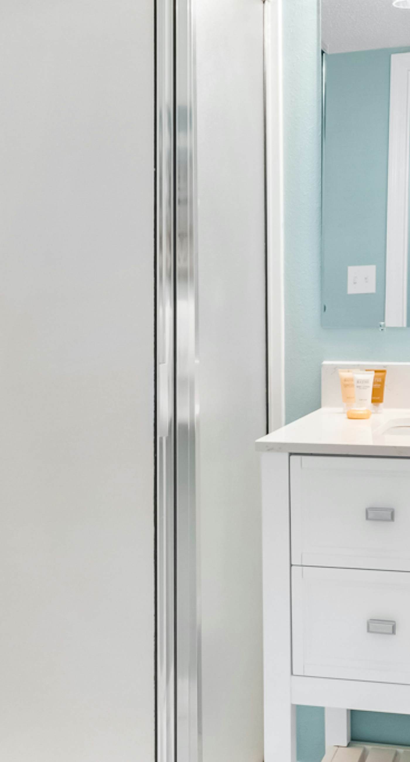 Gulf-front condo with stunning 11th-floor views, pools, hot tub & gyms