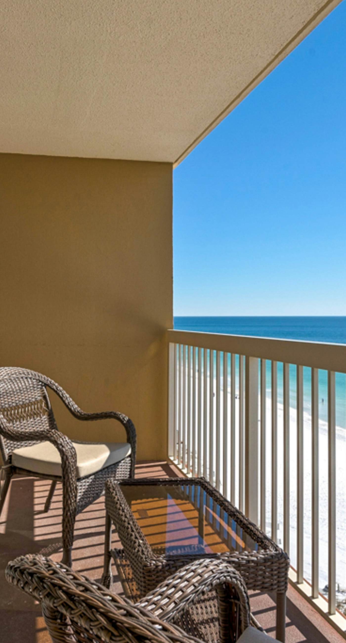 Gulf-front condo with stunning 11th-floor views, pools, hot tub & gyms