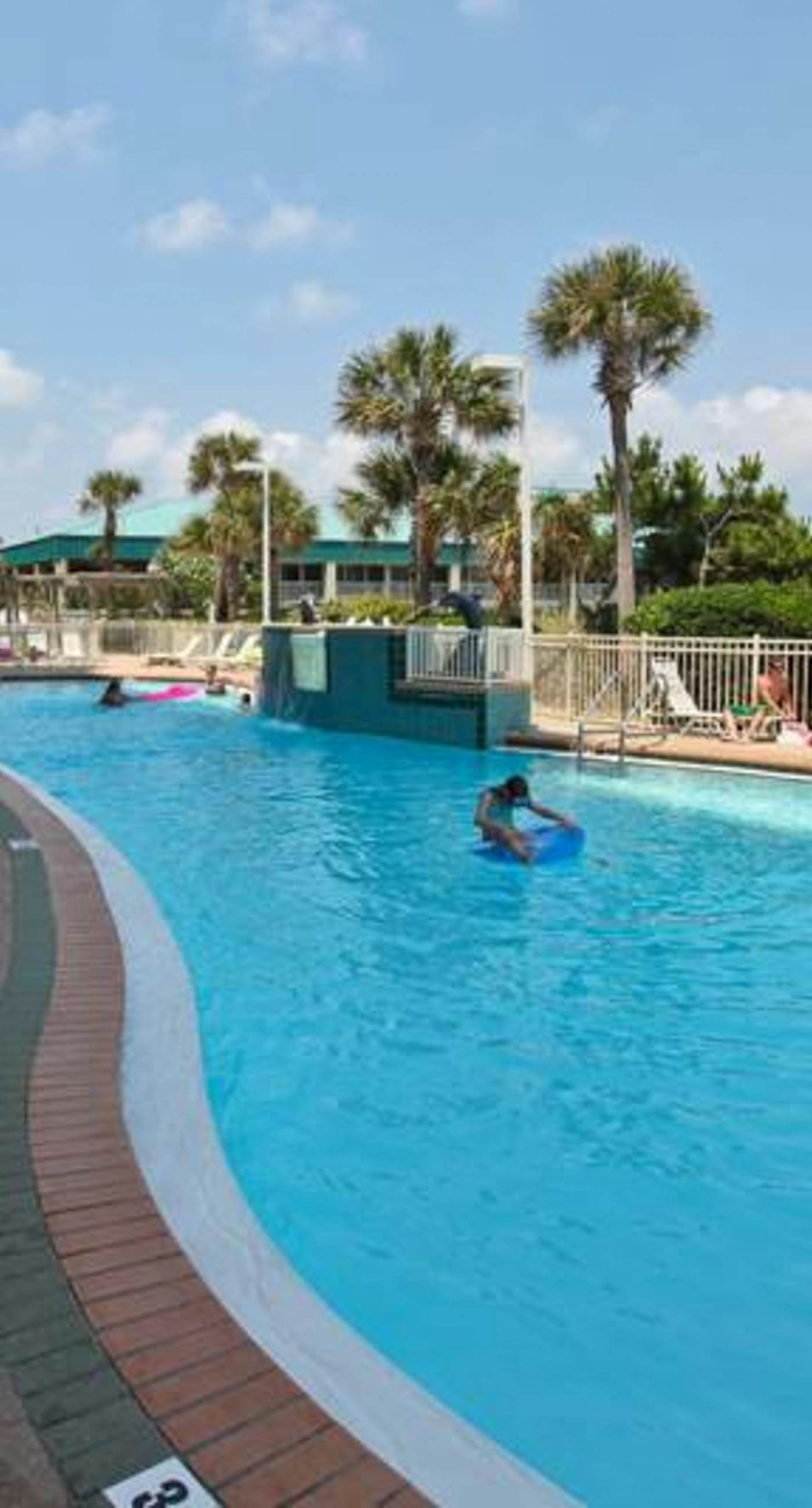 Gulf-front condo with stunning 11th-floor views, pools, hot tub & gyms